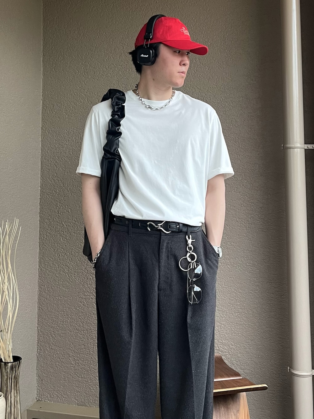 「やっぱり帽子が好き、アメカジ、スポーツミックス、雨の日コーデ、白Tシャツ、Tシャツ、スラックス、ワイドパンツ、サングラス、韓国ファッション、レイヤードスタイル、キャップ、スニーカー、夏コーデ、春夏コーデ」|「WYM LIDNMのEXTRA FINE COTTON BASIC TEE -SLIM CROPPED FIT-(Tシャツ/カットソー、ホワイト系)」を使った、takumaさん(メンズ・180cm)の夏コーディネートの2枚目の写真