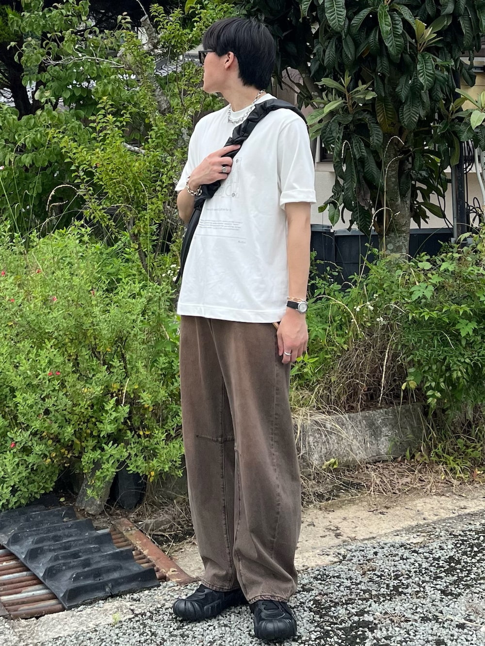 「休日スタイル、きれいめカジュアル、韓国ファッション、夏だ!Tシャツ着よう!、白Tシャツ、デニム、スニーカー、ショルダーバッグ、サングラス、お出かけコーデ、プチプラ、古着MIX、アウトドアスタイル、ロゴT、夏コーデ」|「soerteの4 pattern assort graphic Tee/4パターンアソートグラフィックT(Tシャツ/カットソー、その他)」を使った、takumaさん(メンズ・180cm)の夏コーディネートの2枚目の写真