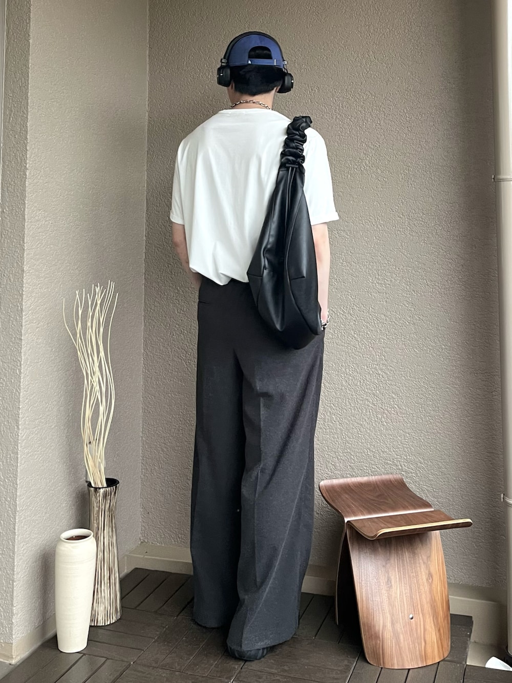 「やっぱり帽子が好き、アメカジ、スポーツミックス、雨の日コーデ、白Tシャツ、Tシャツ、ワイドパンツ、スラックス、キャップ、ショルダーバッグ、スニーカー、韓国ファッション、レイヤードスタイル、サングラス、きれいめカジュアル」|「WYM LIDNMのEXTRA FINE COTTON BASIC TEE -SLIM CROPPED FIT-(Tシャツ/カットソー、ホワイト系)」を使った、takumaさん(メンズ・180cm)の春コーディネートの3枚目の写真