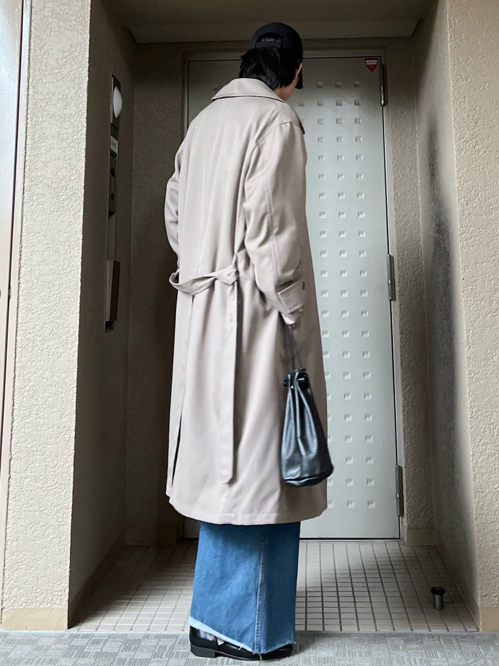 「休日スタイル、シンプルコーデ、デートコーデ、レイヤードスタイル、デニム、春コーデ、春色、春アウター、春服みてみて、大人カジュアル、お出かけコーデ、デニムコーデ、ジャケットスタイル、シャツスタイル、ジャケットコーデ」|「WYM LIDNMのPE LIGHT TWILL MINIMAL TRENCH(トレンチコート、ベージュ系)」を使った、takumaさん(メンズ・180cm)の春コーディネートの4枚目の写真