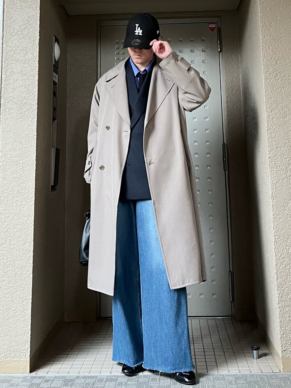 「休日スタイル、シンプルコーデ、デートコーデ、レイヤードスタイル、デニム、春コーデ、春色、春アウター、春服みてみて、大人カジュアル、お出かけコーデ、デニムコーデ、ジャケットスタイル、シャツスタイル、ジャケットコーデ」|「WYM LIDNMのPE LIGHT TWILL MINIMAL TRENCH(トレンチコート、ベージュ系)」を使った、takumaさん(メンズ・180cm)の春コーディネートの2枚目の写真