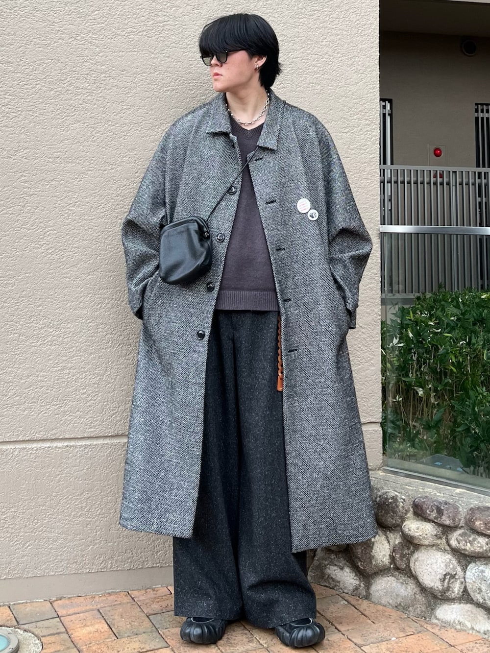 「レイヤードスタイル、メガネ男子、ロングコート、ニット、スラックス、スニーカー、きれいめカジュアル、冬コーデ、冬アウター、デートコーデ、モノトーン、休日スタイル、ワイドパンツ、プチプラ、韓国ファッション」|「soerteのWOOL BLEND BALMACAAN ANNIVERSARY COAT/ウールブレンドバルマカーンコート(ステンカラーコート、ブラック系)」を使った、takumaさん(メンズ・180cm)の冬コーディネートの5枚目の写真