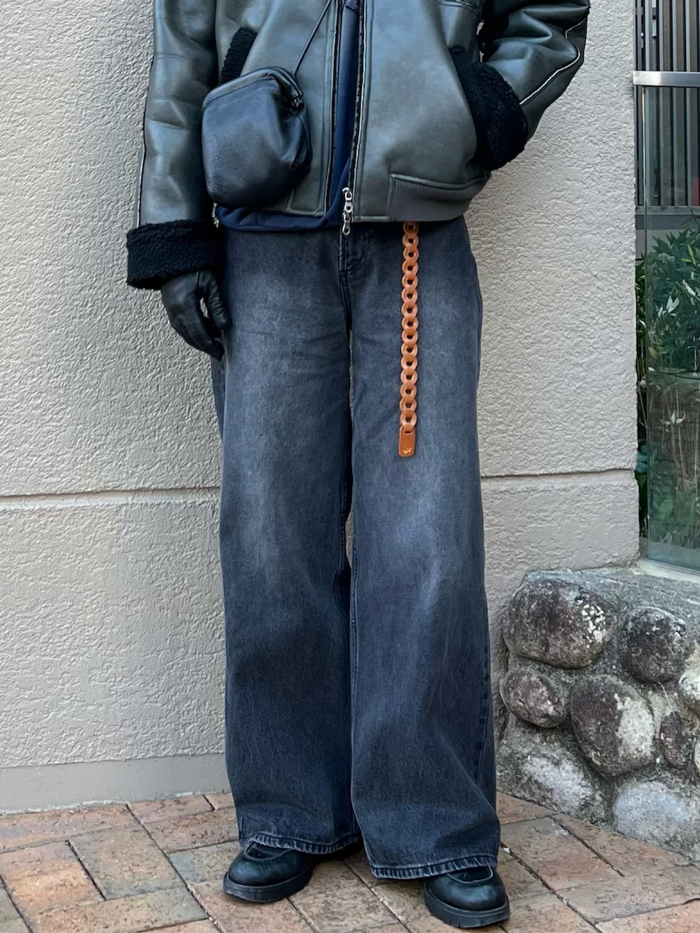 「プチプラ、スウェット、デニム、レザー、冬アウター、冬コーデ、休日スタイル、きれいめカジュアル、レイヤードスタイル、ショルダーバッグ、マイベストコーデ2024、古着MIX、ボア、ストリート、おでかけコーデ」｜「soerteのSTAND COLLAR B-3 FAKE MOUTON JACKET/スタンドカラーフェイクムートンジャケット（その他アウター、ブラック系）」を使った、takumaさん（メンズ・180cm）の冬コーディネートの5枚目の写真
