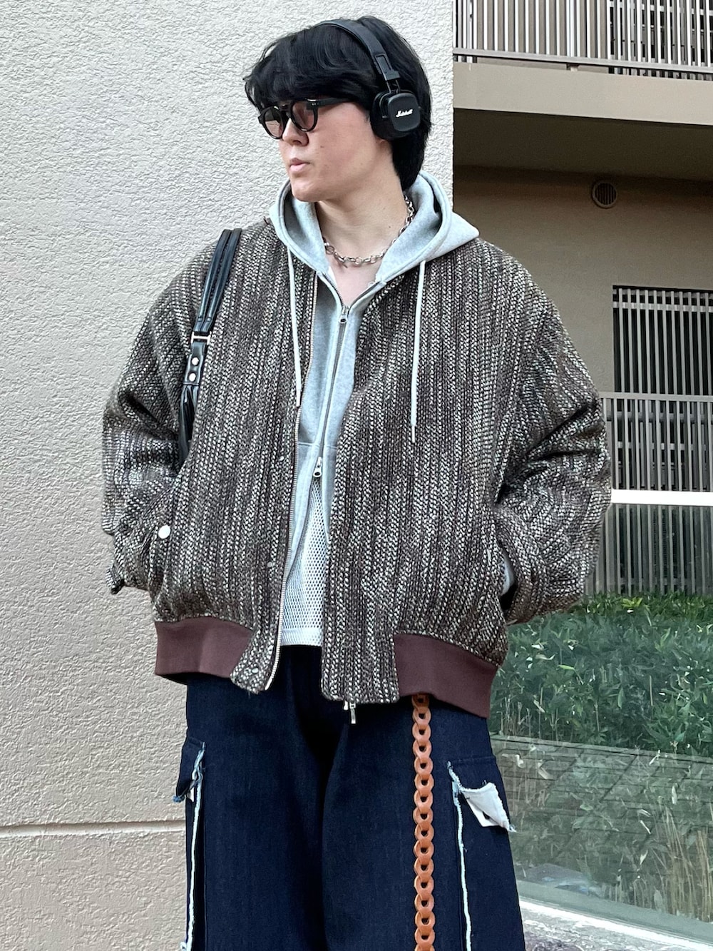 「最近のいい感じコーデ、冬アウター、冬コーデ、ブラウン、古着MIX、デニム、きれいめカジュアル、革靴、シンプルコーデ、カーゴパンツ、パーカー、メガネ男子、韓国ファッション、レザー、淡色コーデ」|「CASPER JOHNのBoucle MA-1/ブークレMA-1(MA-1、ブラウン系)」を使った、takumaさん(メンズ・180cm)の冬コーディネートの2枚目の写真
