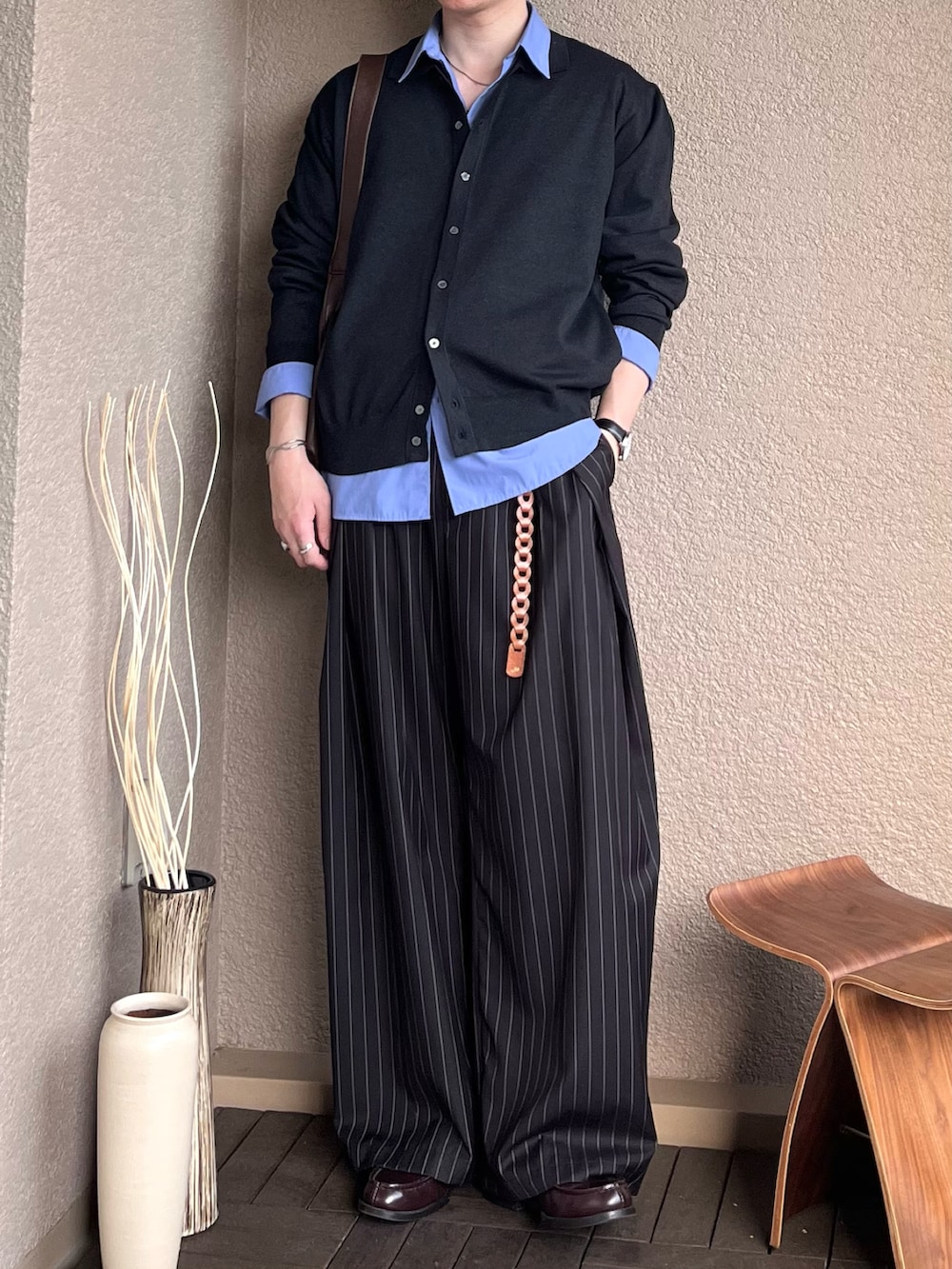 ブラウン系のショルダーバッグ、グレー系のシャツ/ブラウス、ブルー系のシャツ/ブラウスを着用したメンズの秋コーディネートの3枚目の写真