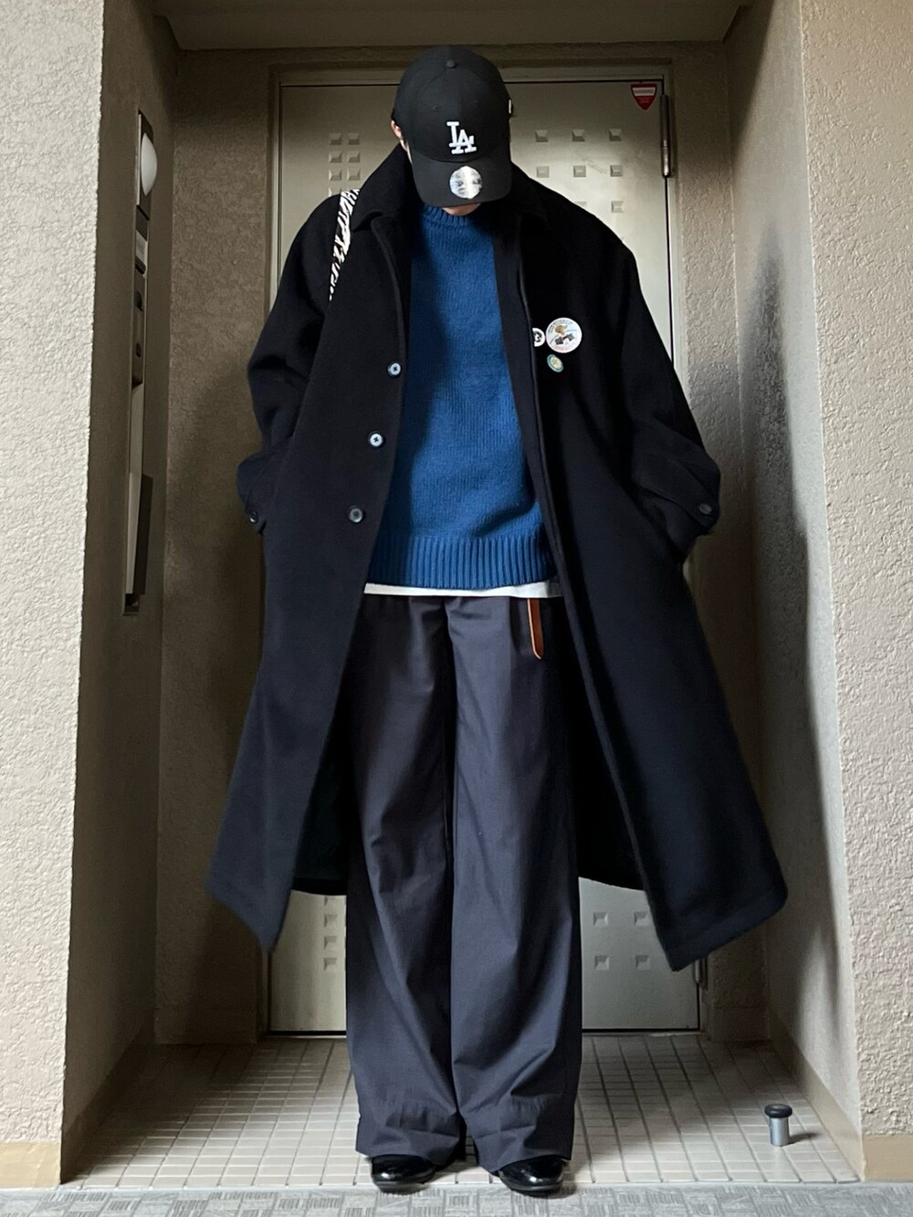 「スラックス、ニット、タートルネック、コート、お出かけコーデ、プチプラ、きれいめカジュアル、ワイドパンツ、レザー、レイヤードスタイル、冬コーデ、トートバッグ、キャップ、休日スタイル、冬を彩る色いろコーデ」｜「ln fortisのln fortis - バレルスリーブステンカラーコート（ステンカラーコート、ブラック系）」を使った、takumaさん（メンズ・180cm）の冬コーディネートの5枚目の写真