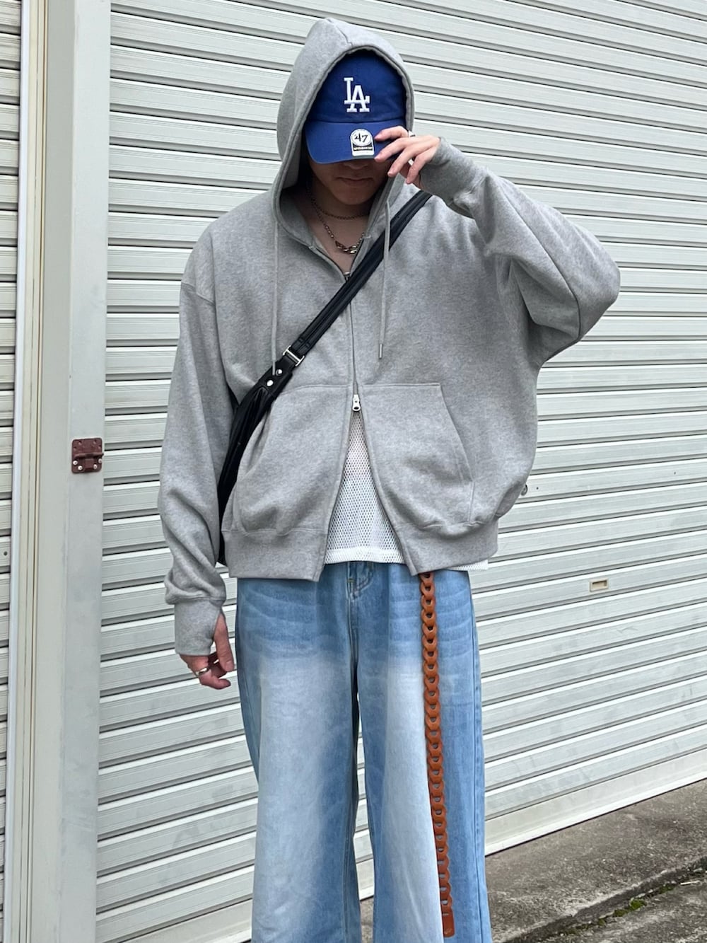 「レザー、パーカー、デニム、古着MIX、プチプラ、きれいめカジュアル、レイヤードスタイル、韓国ファッション、お出かけコーデ、最近のいい感じコーデ、春めき満開コーデ、ジップパーカー、春コーデ、スポーツミックス、春色」|「soerteのHeavy weight double zip-up hoodie /ヘビーウェイトダブルジップフーディー(パーカー、グレー系)」を使った、takumaさん(メンズ・180cm)の秋コーディネートの2枚目の写真