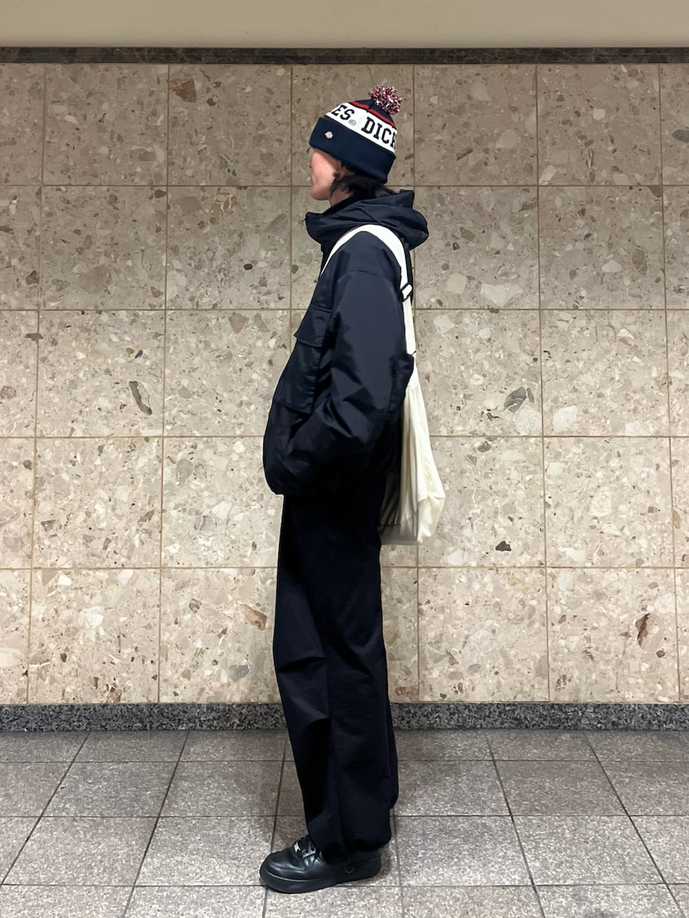 「ファッションを楽しもう、WEARyouthコーデ、カジュアルコーデ、ノームコア、秋冬コーデ、メンズファッション、マウンテンパーカー、パラシュートパンツ、スニーカー、ショルダーバッグ、ニット帽、アウター、outfit、マイベストコーデ2023、キャップ」｜「PICSASの【PICSAS】ユーティリティーナイロンマウンテンパーカー（マウンテンパーカー、ブラック系）」を使った、takumaさん（メンズ・180cm）の秋コーディネートの3枚目の写真