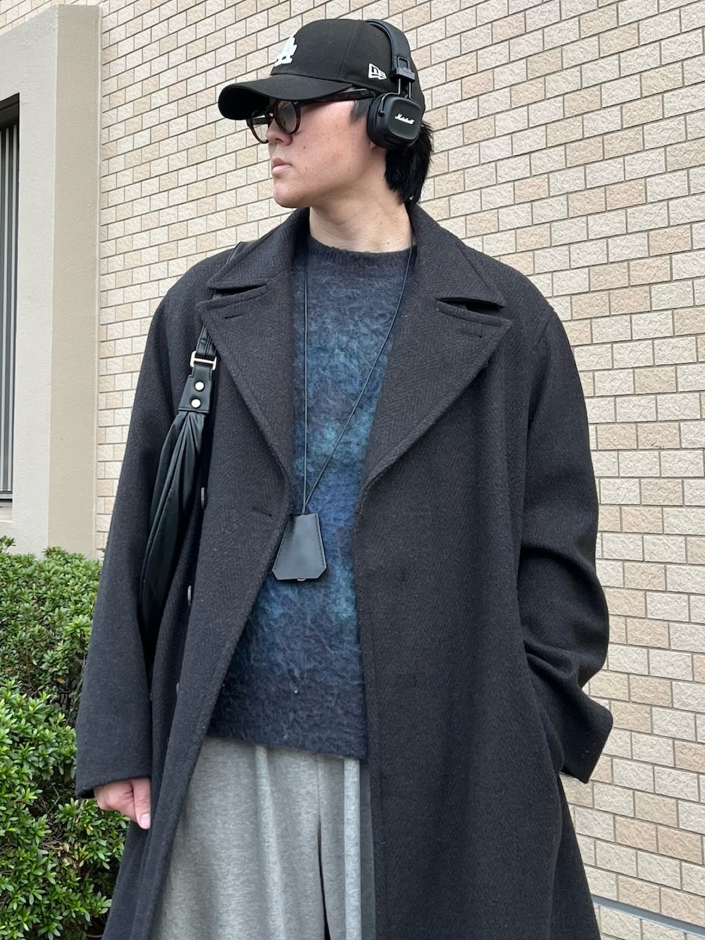 「ロングコート、ニット、スウェットパンツ、クリスマスに着たい服、シンプルコーデ、冬コーデ、冬アウター、淡色コーデ、レザー、きれいめカジュアル、マイベストコーデ2024、テーマパークコーデ、キャップ、スニーカー、古着MIX」|「WYM LIDNMのSMOOTH HERRINGBONE MAXI OVER COAT(チェスターコート、グレー系)」を使った、takumaさん(メンズ・180cm)の冬コーディネートの2枚目の写真