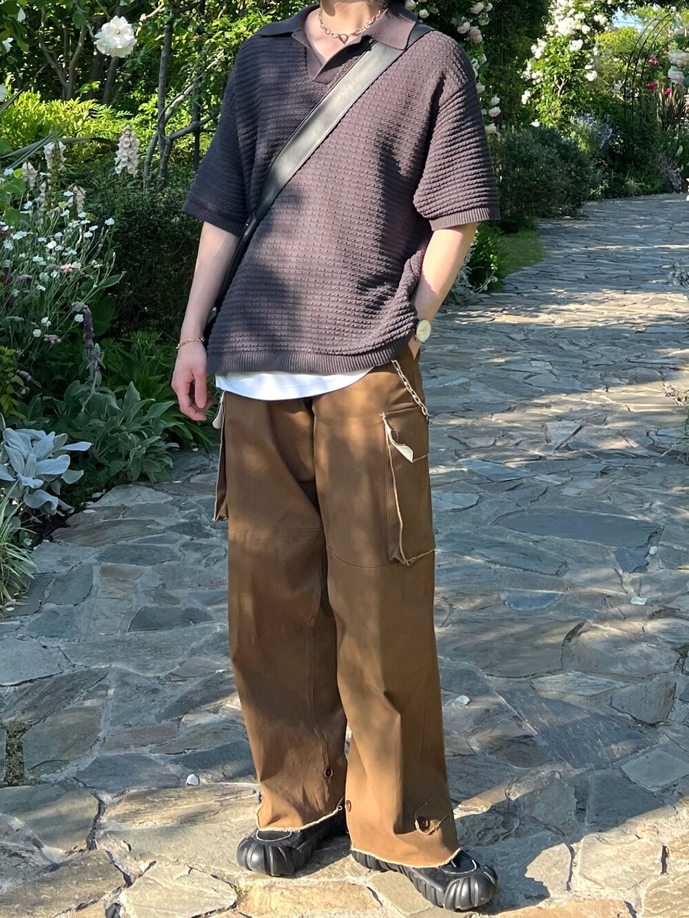 「きれいめカジュアル、シンプルコーデ、デートコーデ、夏コーデ、韓国ファッション、レイヤードスタイル、ショルダーバッグ、カーゴパンツ、スニーカー、サングラス、プチプラ、シャツ好き集まれ、ポロシャツ、雨の日コーデ、タンクトップ」|「WYM LIDNMのTUCK SKIPPER KNIT POLO(ポロシャツ、グレー系)」を使った、takumaさん(メンズ・180cm)の春コーディネートの5枚目の写真