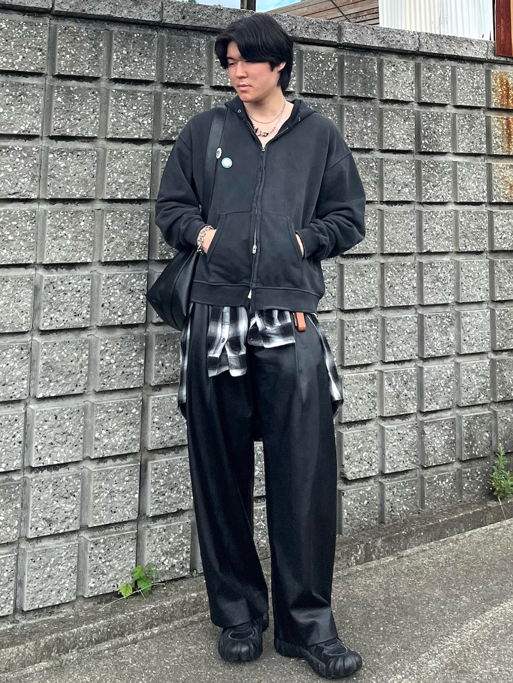 「秋っぽコーデ更新中、レイヤードスタイル、秋コーデ、お出かけコーデ、アウトドアスタイル、スポーツミックス、チェック、モノトーン、スニーカー、ショルダーバッグ、きれいめカジュアル、プチプラ、レザー、古着MIX、テーマパークコーデ」｜「WYM LIDNMのVINTAGE FADED ZIP PARKA（パーカー、ブラック系）」を使った、takumaさん（メンズ・180cm）の秋コーディネートの5枚目の写真