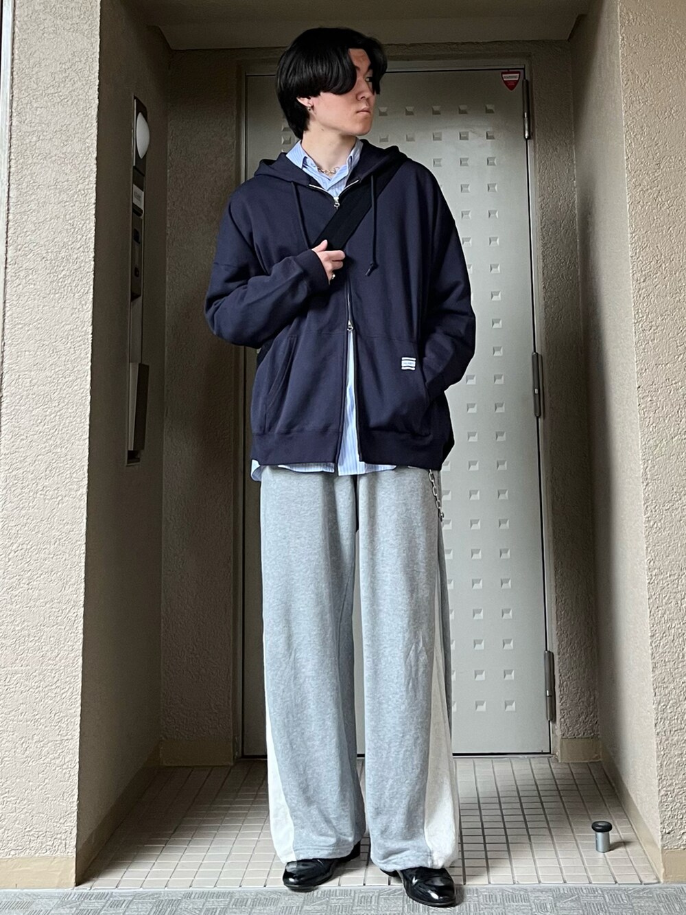 「春コーデ、春色、スウェットパンツ、パーカー、スニーカー、レイヤードスタイル、休日スタイル、シンプルコーデ、デートコーデ、プチプラ、ショルダーバッグ、スウェット、きれいめカジュアル、お出かけコーデ、カジュアルコーデ」|「palabysのアイテム(パーカー、ブルー系)」を使った、takumaさん(メンズ・180cm)の春コーディネートの2枚目の写真