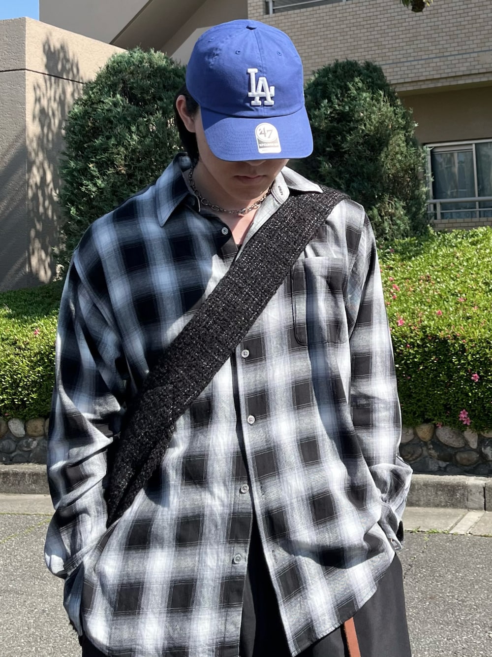 「スニーカー、ショルダーバッグ、春夏コーデ、シンプルコーデ、韓国ファッション、プチプラ、きれいめカジュアル、シャツスタイル、アウトドアスタイル、スポーツミックス、春カラー、夏コーデ、シャツ好き集まれ、雨の日コーデ、ブラックコーデ」｜「THE CRAFT CREW PRODUCTSの【THE CRAFT CREW PRODUCTS】ファンクショナルファブリック ビッグシルエット アソートレギュラーカラー長袖シャツ / 抗菌・防臭・イージーケア（シャツ/ブラウス、ホワイト系）」を使った、takumaさん（メンズ・180cm）の春コーディネートの2枚目の写真