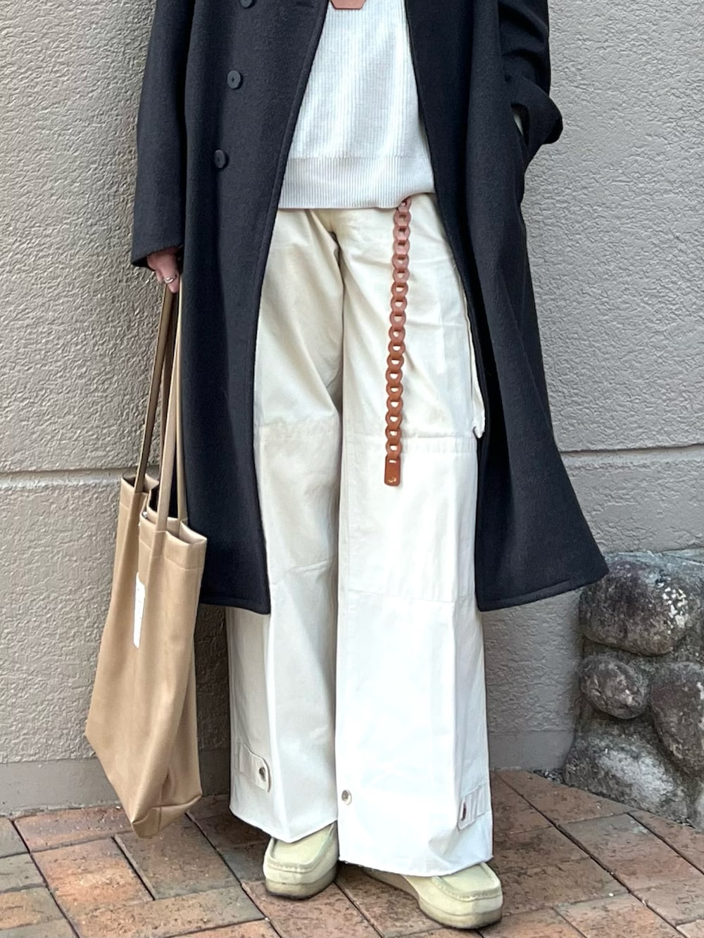「真冬のあったかスタイル、チョコ色に染まれ、ロングコート、カーゴパンツ、レザー、冬コーデ、冬アウター、きれいめカジュアル、レイヤードスタイル、デートコーデ、お出かけコーデ、古着MIX、トートバッグ、韓国ファッション、ニット」|「WYM LIDNMのSMOOTH HERRINGBONE MAXI OVER COAT(チェスターコート、グレー系)」を使った、takumaさん(メンズ・180cm)の冬コーディネートの5枚目の写真