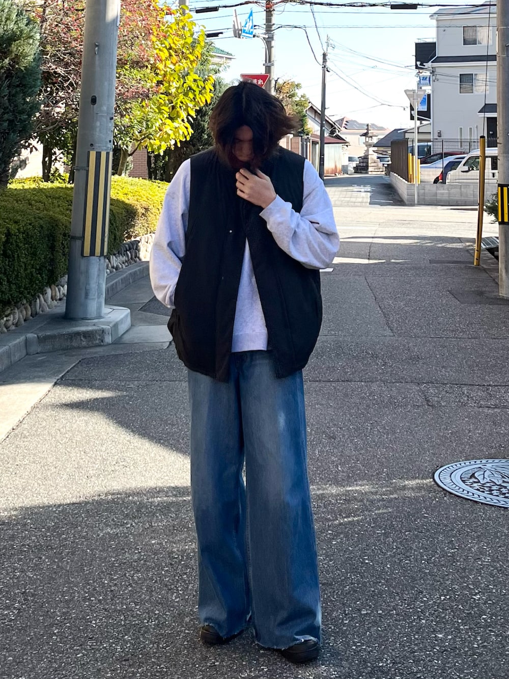 「ファッションを楽しもう、WEARyouthコーデ、秋冬コーデ、休日スタイル、冬コーデ、オトナカジュアル、ダウンベスト、スウェット、デニム、デニムパンツ、ootd、outfit、ベスト、シンプルスタイル、カジュアル」｜「WYM LIDNMのHEAT FIBER DOWN MILITARY VEST（ダウンベスト、ブラック系）」を使った、takumaさん（メンズ・180cm）の冬コーディネートの2枚目の写真