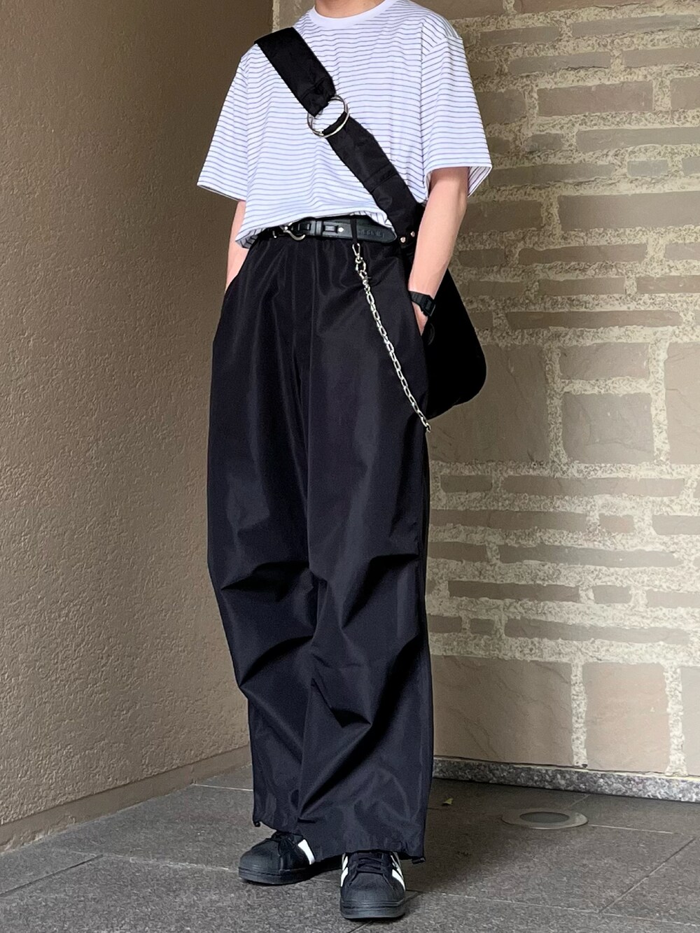 「スポーツミックス、パステルカラー、シンプルコーデ、ボーダー、キャップ、カーゴパンツ、スニーカー、ショルダーバッグ、サングラス、メガネ男子、休日スタイル、韓国ファッション、モード、きれいめカジュアル、雨の日コーデ」|「GUのアイテム(Tシャツ/カットソー、ホワイト系)」を使った、takumaさん(メンズ・180cm)の春コーディネートの2枚目の写真