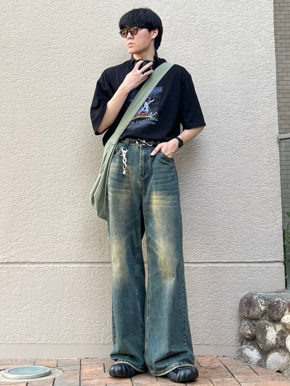 「古着MIX、休日スタイル、きれいめカジュアル、韓国ファッション、夏だ!Tシャツ着よう!、デニム、お出かけコーデ、プチプラ、ショルダーバッグ、サングラス、ストリート、スニーカー、アウトドアスタイル、シンプル、厚底シューズ」|「MASONPRINCEのヴィンテージ加工 MPオリジナルプリント バンドTシャツ DT4046 【M.P Studios】【2023SS NEWカラー】(Tシャツ/カットソー、ブラック系)」を使った、takumaさん(メンズ・180cm)の夏コーディネートの3枚目の写真