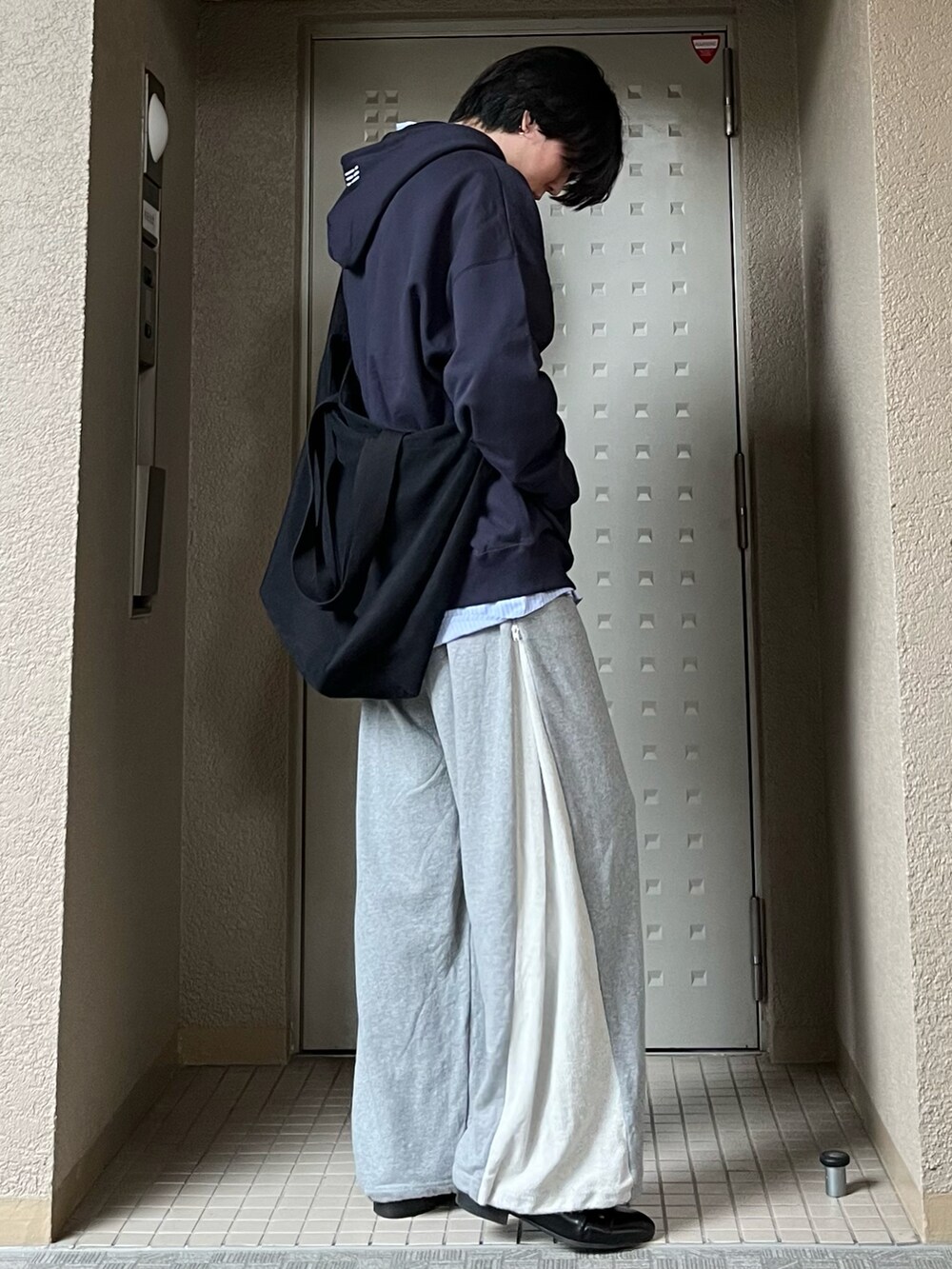 「春コーデ、春色、スウェットパンツ、パーカー、スニーカー、レイヤードスタイル、休日スタイル、シンプルコーデ、デートコーデ、プチプラ、ショルダーバッグ、スウェット、きれいめカジュアル、お出かけコーデ、カジュアルコーデ」|「palabysのアイテム(パーカー、ブルー系)」を使った、takumaさん(メンズ・180cm)の春コーディネートの4枚目の写真
