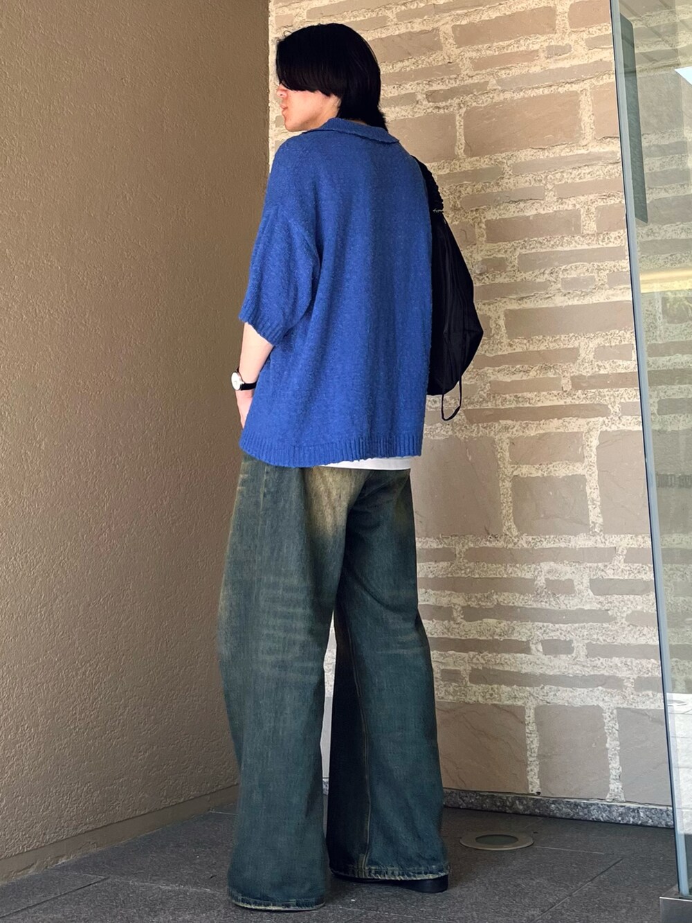 「春夏コーデ、レイヤードスタイル、シンプルコーデ、デートコーデ、デニム、ショルダーバッグ、サングラス、メガネ男子、韓国ファッション、プチプラ、きれいめカジュアル、モード、シャツスタイル、春カラー、夏コーデ」｜「selle glantのSKIPPER BOUCLE POLO KNIT/スキッパーブークレポロニット（ポロシャツ、ブルー系）」を使った、takumaさん（メンズ・180cm）の春コーディネートの3枚目の写真