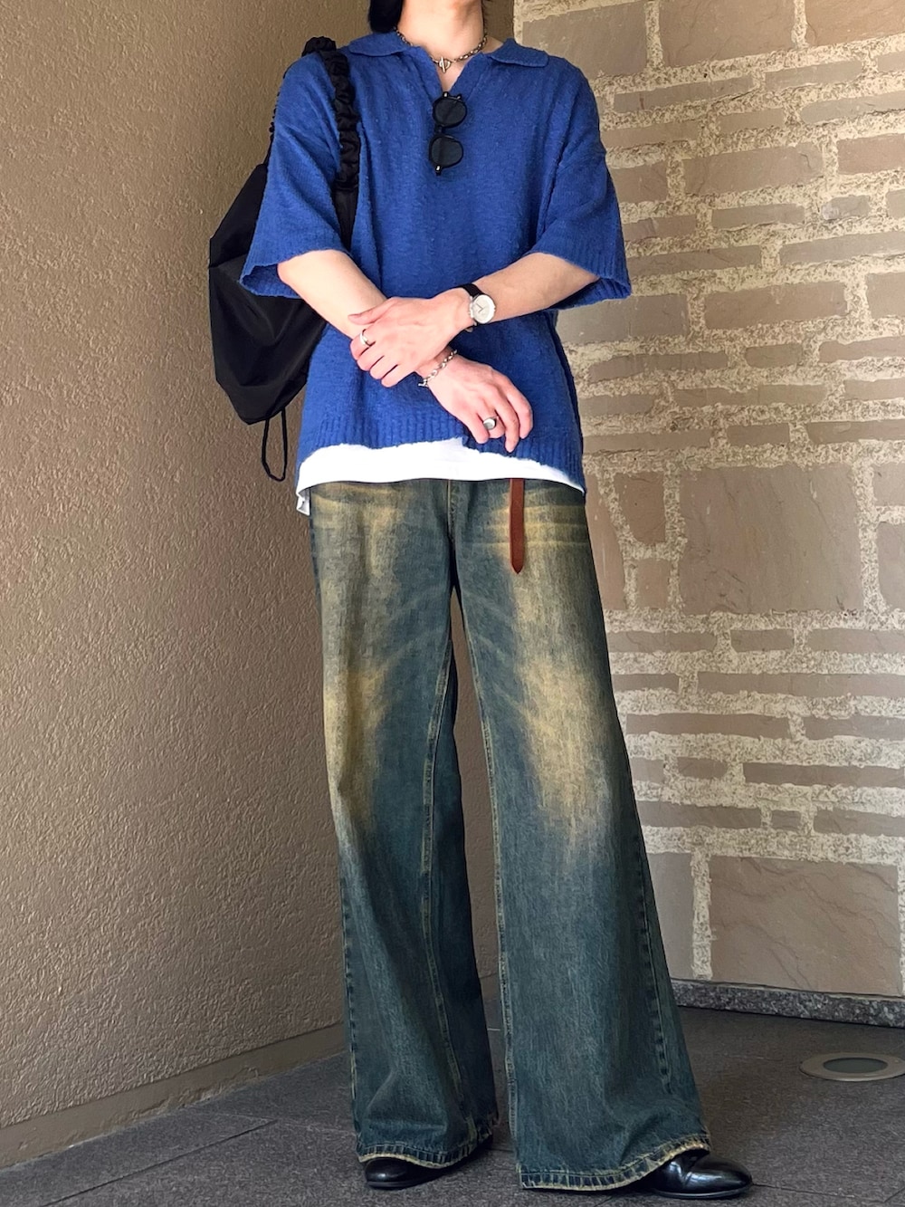 「春夏コーデ、レイヤードスタイル、シンプルコーデ、デートコーデ、デニム、ショルダーバッグ、サングラス、メガネ男子、韓国ファッション、プチプラ、きれいめカジュアル、モード、シャツスタイル、春カラー、夏コーデ」｜「selle glantのSKIPPER BOUCLE POLO KNIT/スキッパーブークレポロニット（ポロシャツ、ブルー系）」を使った、takumaさん（メンズ・180cm）の春コーディネートの2枚目の写真
