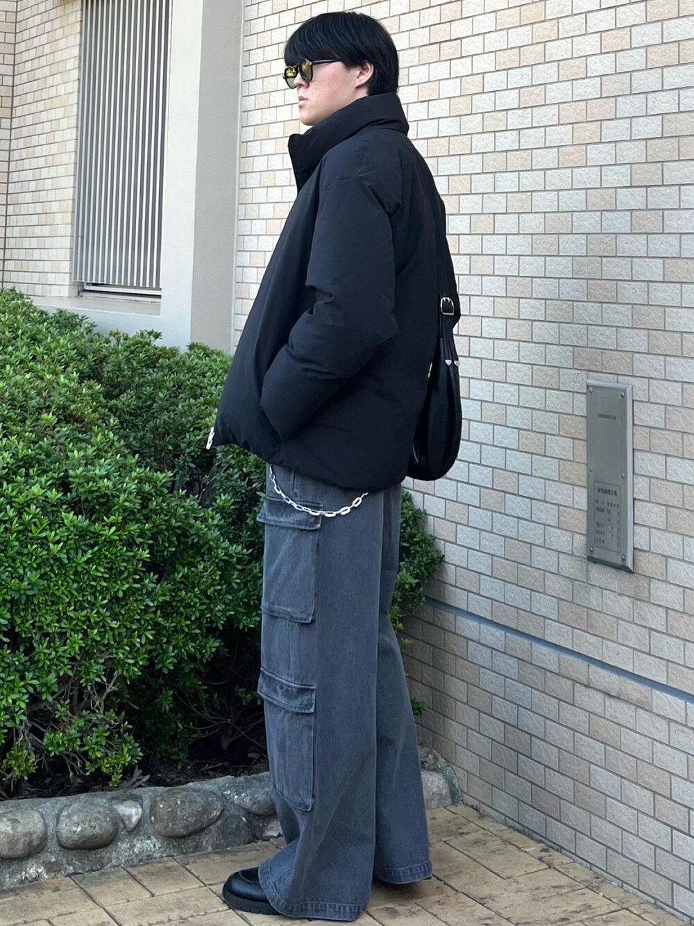 「プチプラ、ニット、カーゴパンツ、デニム、レザー、きれいめカジュアル、レイヤードスタイル、冬コーデ、冬アウター、ダウンジャケット、休日スタイル、古着MIX、淡色コーデ、ショルダーバッグ、大人カジュアル」｜takumaさん（メンズ・180cm）の冬コーディネートの4枚目の写真