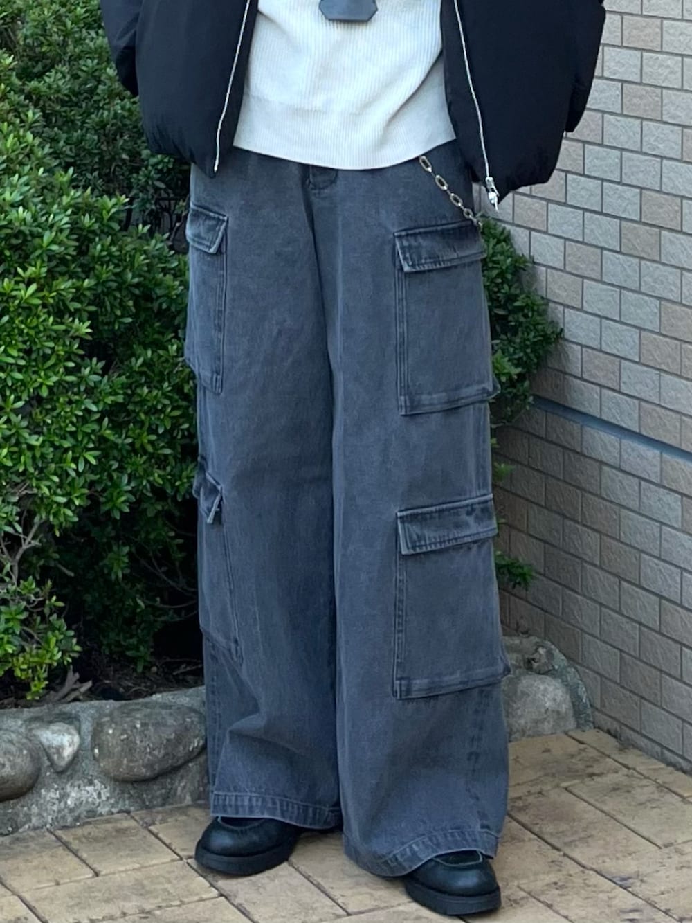 「プチプラ、ニット、カーゴパンツ、デニム、レザー、きれいめカジュアル、レイヤードスタイル、冬コーデ、冬アウター、ダウンジャケット、休日スタイル、古着MIX、淡色コーデ、ショルダーバッグ、大人カジュアル」｜takumaさん（メンズ・180cm）の冬コーディネートの2枚目の写真