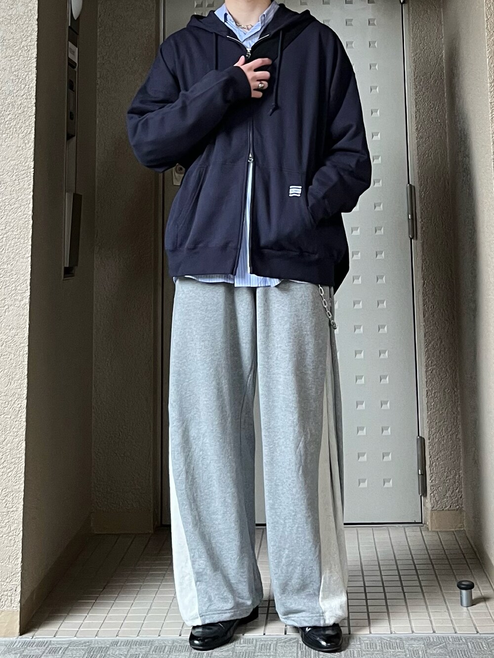 「春コーデ、春色、スウェットパンツ、パーカー、スニーカー、レイヤードスタイル、休日スタイル、シンプルコーデ、デートコーデ、プチプラ、ショルダーバッグ、スウェット、きれいめカジュアル、お出かけコーデ、カジュアルコーデ」|「palabysのアイテム(パーカー、ブルー系)」を使った、takumaさん(メンズ・180cm)の春コーディネートの5枚目の写真