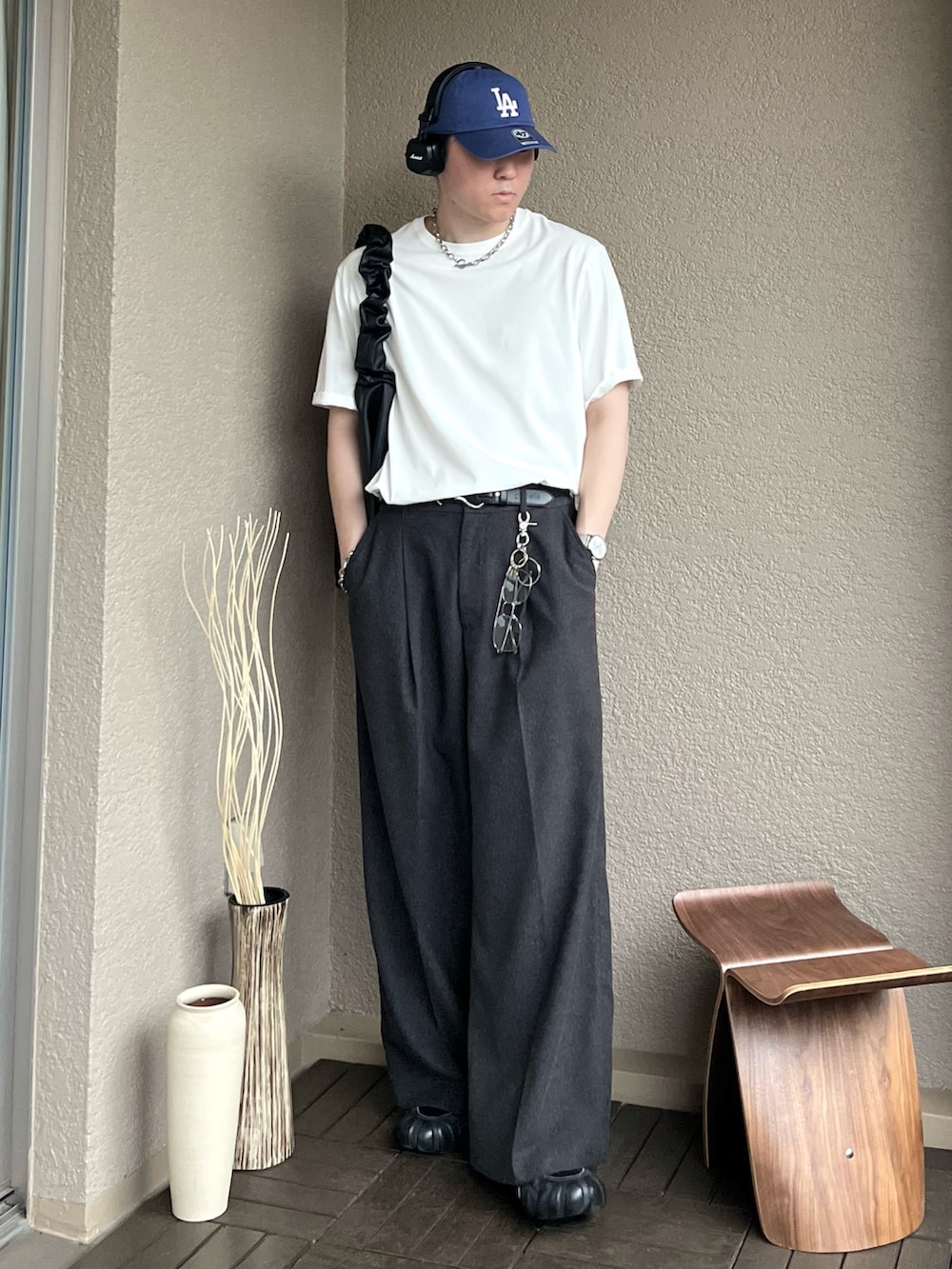 「やっぱり帽子が好き、アメカジ、スポーツミックス、雨の日コーデ、白Tシャツ、Tシャツ、ワイドパンツ、スラックス、キャップ、ショルダーバッグ、スニーカー、韓国ファッション、レイヤードスタイル、サングラス、きれいめカジュアル」|「WYM LIDNMのEXTRA FINE COTTON BASIC TEE -SLIM CROPPED FIT-(Tシャツ/カットソー、ホワイト系)」を使った、takumaさん(メンズ・180cm)の春コーディネートの5枚目の写真