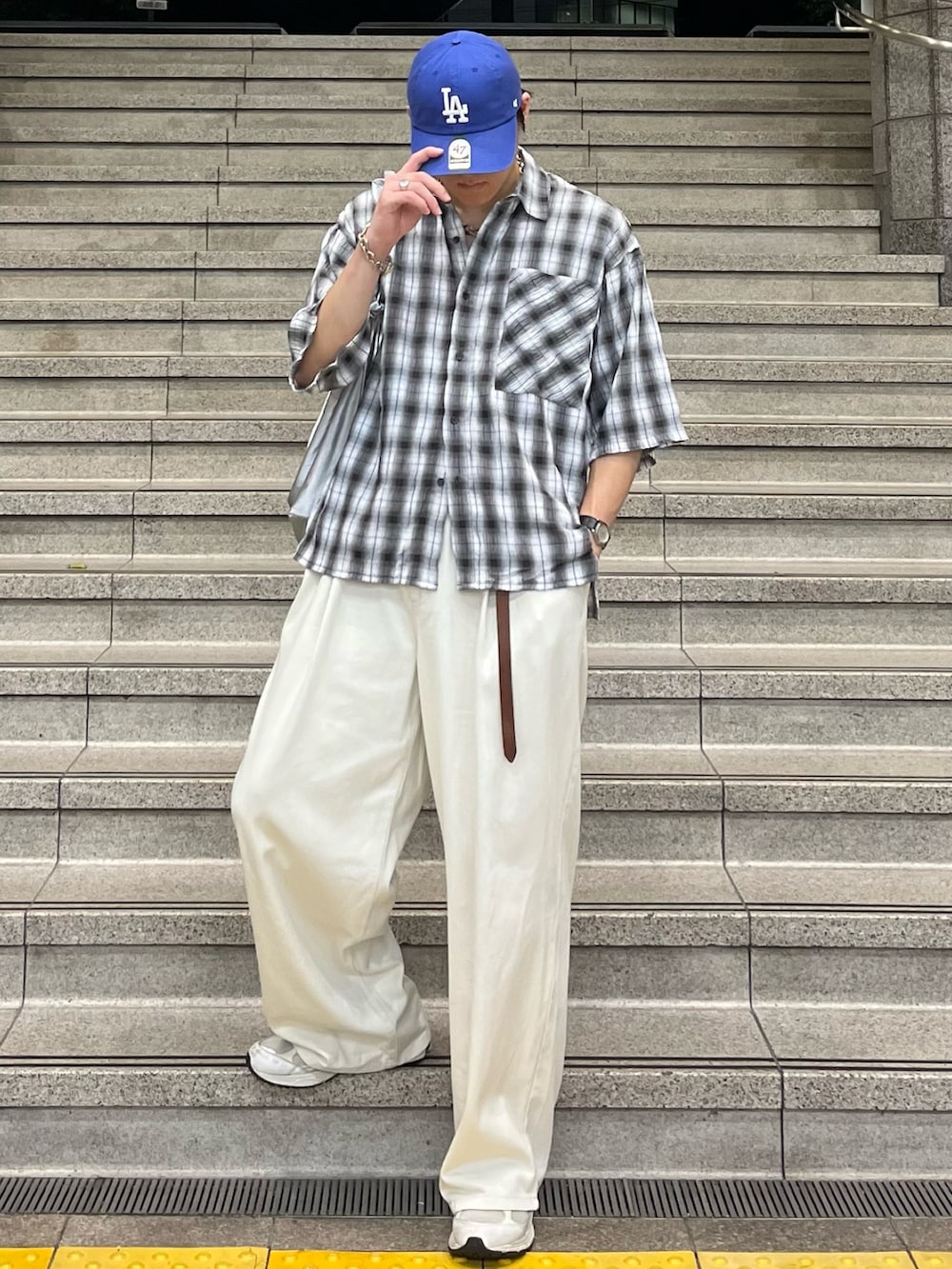 「アツいコーデ全部見せ、お出かけコーデ、古着MIX、シャツスタイル、秋服準備はじめました、チェック、デニム、スニーカー、キャップ、ショルダーバッグ、夏コーデ、きれいめカジュアル、プチプラ、レイヤードスタイル、デートコーデ」｜「epnokのワッシャーオンブレチェックルーズシャツ（シャツ/ブラウス、ブラック系）」を使った、takumaさん（メンズ・180cm）の夏コーディネートの5枚目の写真