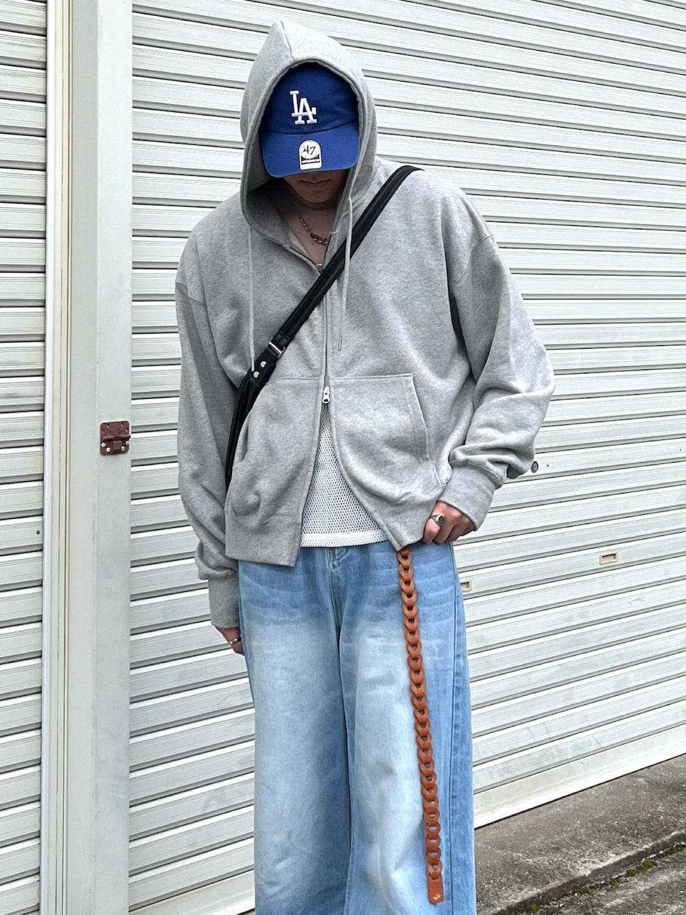 「レザー、パーカー、デニム、古着MIX、プチプラ、きれいめカジュアル、レイヤードスタイル、韓国ファッション、お出かけコーデ、最近のいい感じコーデ、春めき満開コーデ、ジップパーカー、春コーデ、スポーツミックス、春色」|「soerteのHeavy weight double zip-up hoodie /ヘビーウェイトダブルジップフーディー(パーカー、グレー系)」を使った、takumaさん(メンズ・180cm)の秋コーディネートの5枚目の写真
