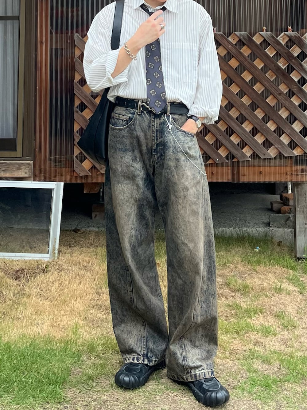 「秋っぽコーデ更新中、メガネ男子、レイヤードスタイル、シャツスタイル、デニム、スニーカー、お出かけコーデ、アウトドアスタイル、ショルダーバッグ、休日スタイル、きれいめカジュアル、プチプラ、秋コーデ、秋服準備はじめました、ネクタイ」|「WYM LIDNMのTENCEL STRIPE WIDE SHIRT(シャツ/ブラウス、グレー系)」を使った、takumaさん(メンズ・180cm)の秋コーディネートの4枚目の写真