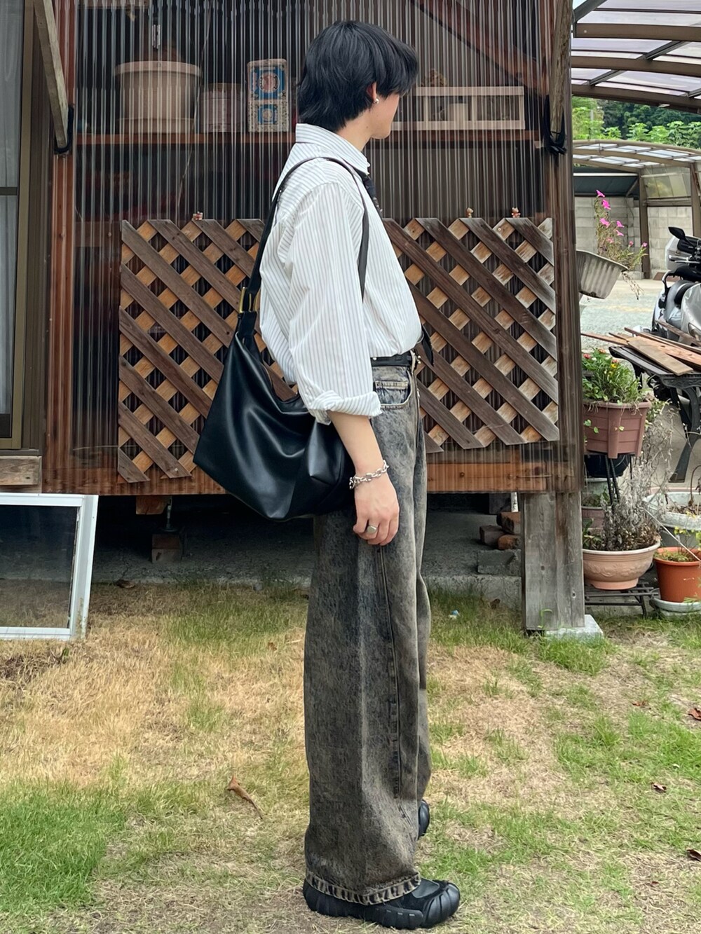 「秋っぽコーデ更新中、メガネ男子、レイヤードスタイル、シャツスタイル、デニム、スニーカー、お出かけコーデ、アウトドアスタイル、ショルダーバッグ、休日スタイル、きれいめカジュアル、プチプラ、秋コーデ、秋服準備はじめました、ネクタイ」|「WYM LIDNMのTENCEL STRIPE WIDE SHIRT(シャツ/ブラウス、グレー系)」を使った、takumaさん(メンズ・180cm)の秋コーディネートの2枚目の写真