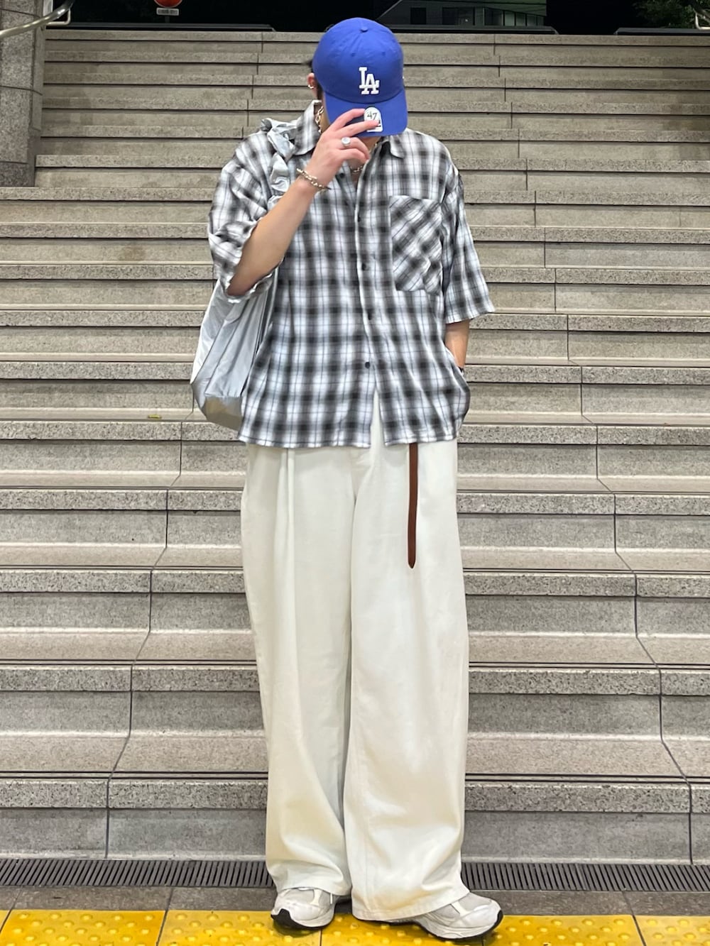 「アツいコーデ全部見せ、お出かけコーデ、古着MIX、シャツスタイル、秋服準備はじめました、チェック、デニム、スニーカー、キャップ、ショルダーバッグ、夏コーデ、きれいめカジュアル、プチプラ、レイヤードスタイル、デートコーデ」｜「epnokのワッシャーオンブレチェックルーズシャツ（シャツ/ブラウス、ブラック系）」を使った、takumaさん（メンズ・180cm）の夏コーディネートの3枚目の写真