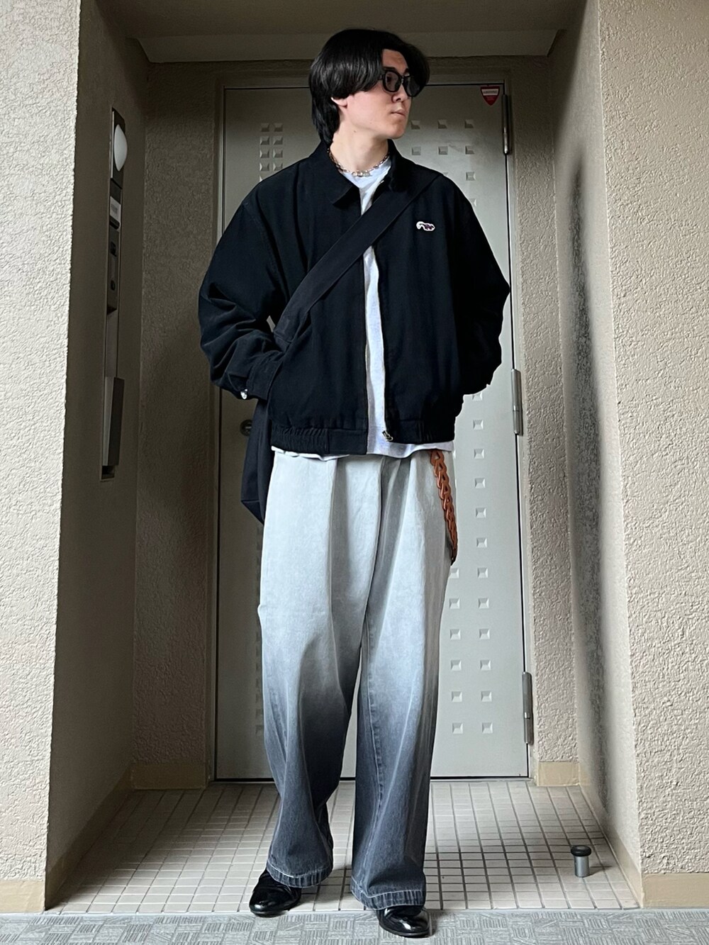 「レイヤードスタイル、デニム、ショルダーバッグ、メガネ男子、シンプルコーデ、おでかけコーデ、休日スタイル、デートコーデ、きれいめカジュアル、プチプラ、春コーデ、春色、ワイドパンツ、春アウター、古着MIX」|「backersのアイテム(ブルゾン、ブラック系)」を使った、takumaさん(メンズ・180cm)の春コーディネートの4枚目の写真