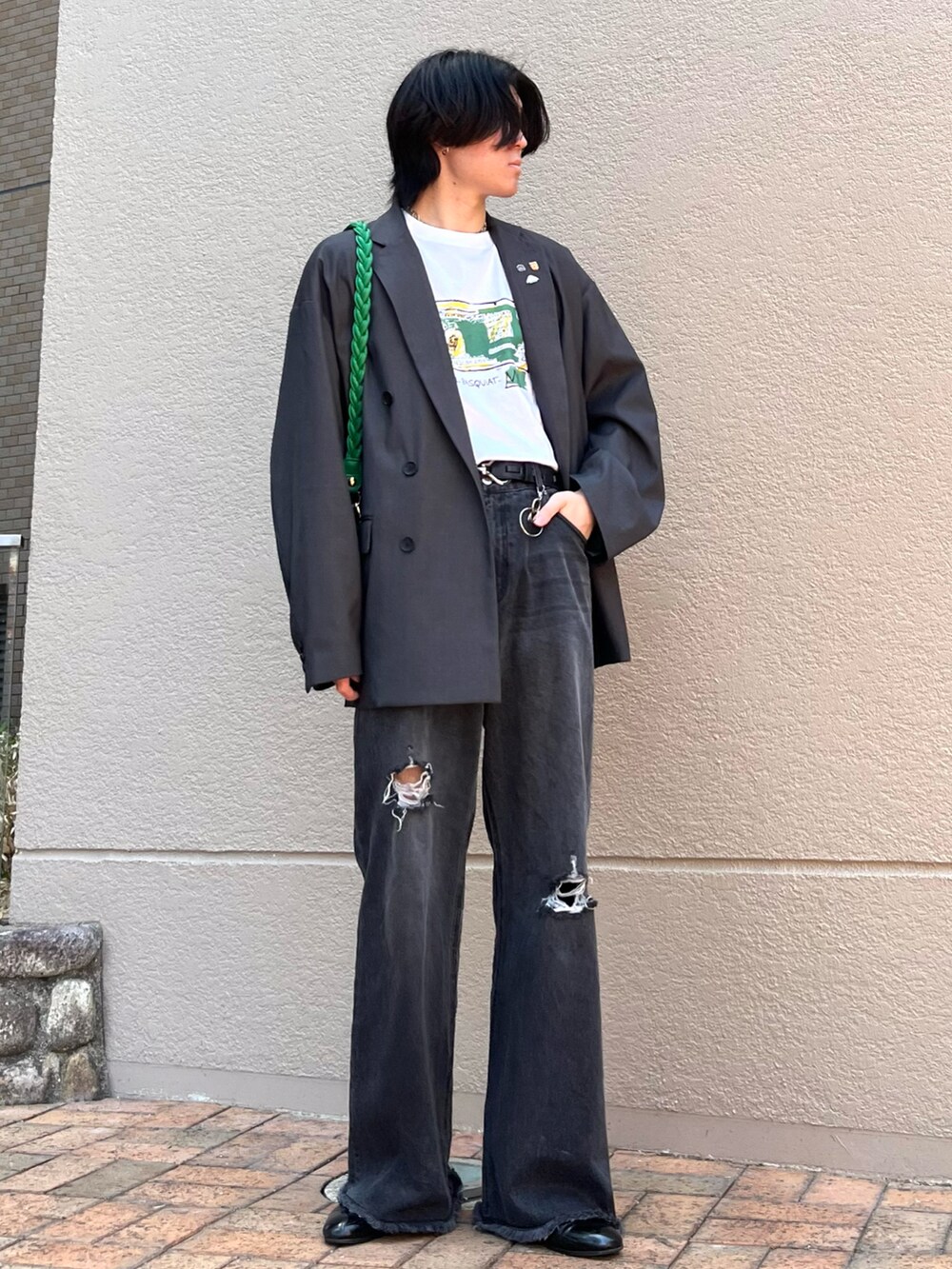 「お出かけコーデ、シンプルコーデ、デートコーデ、韓国ファッション、春コーデ、レイヤードスタイル、デニム、プチプラ、ジャケットスタイル、春アウター、きれいめカジュアル、ローファー、ストリート、モード、モノトーン」｜「soerteのOversized double-breasted jacket/オーバーサイズダブルブレストストレートジャケット（テーラードジャケット、グレー系）」を使った、takumaさん（メンズ・180cm）の春コーディネートの4枚目の写真