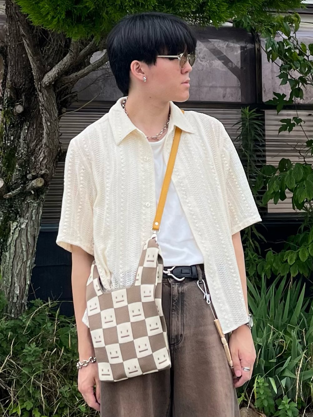 「休日スタイル、きれいめカジュアル、韓国ファッション、夏コーデ、シャツスタイル、タンクトップ、デニム、ショルダーバッグ、サングラス、お出かけコーデ、シンプル、シアートップス、アウトドアスタイル、古着MIX、レイヤードスタイル」｜「soerteのLoose Half sleeve box shirt (Assort)/ルーズハーフスリーブボックスシャツ（アソート）（シャツ/ブラウス、ホワイト系）」を使った、takumaさん（メンズ・180cm）の夏コーディネートの3枚目の写真