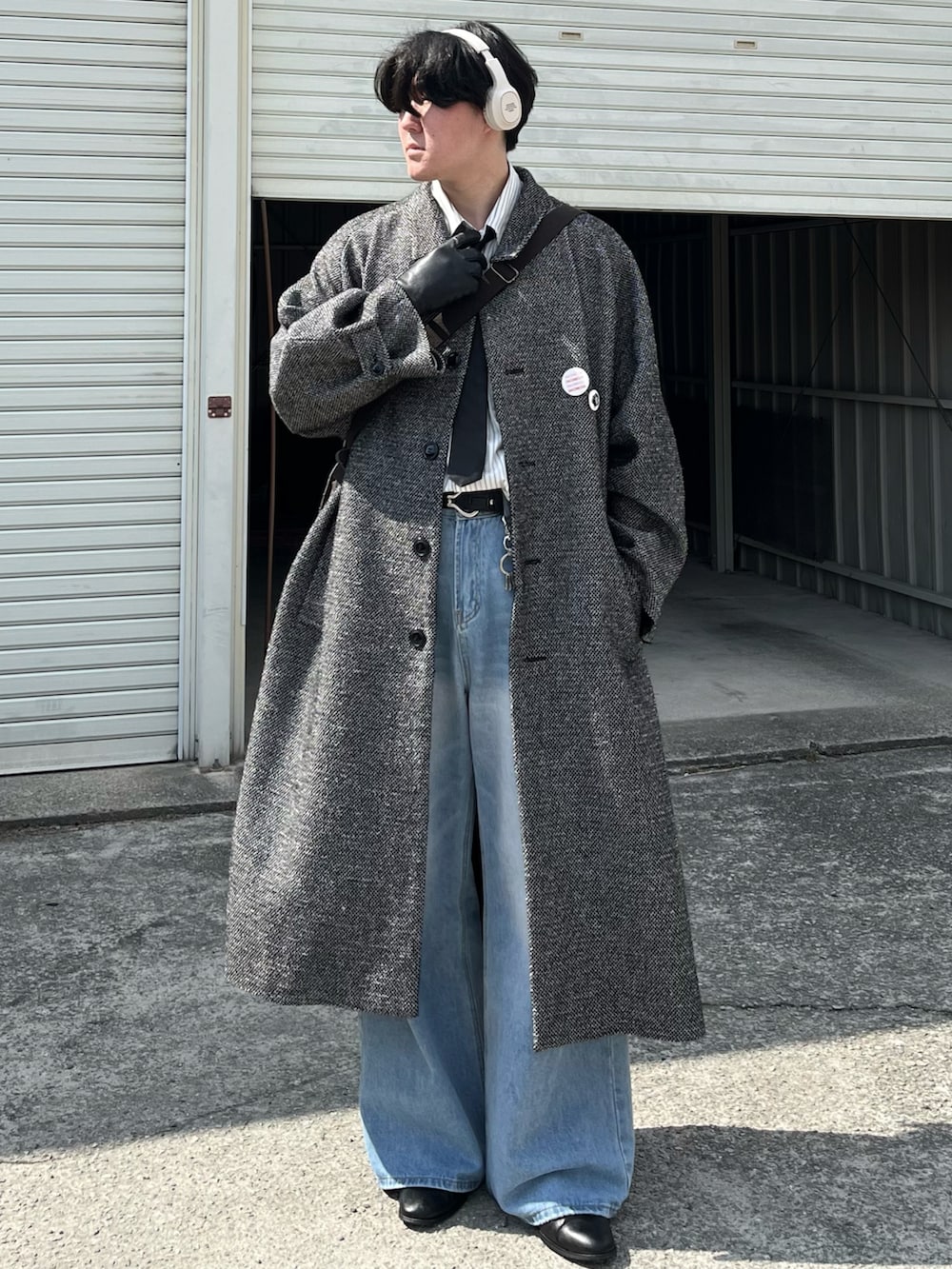 「春めき満開コーデ、スポーツミックス、古着MIX、春コーデ、春アウター、ネクタイ、デニム、ロングコート、プチプラ、春色、きれいめカジュアル、レイヤードスタイル、シャツスタイル、ブーツ、ショルダーバッグ」|「soerteのWOOL BLEND BALMACAAN ANNIVERSARY COAT/ウールブレンドバルマカーンコート(ステンカラーコート、ブラック系)」を使った、takumaさん(メンズ・180cm)の春コーディネートの4枚目の写真