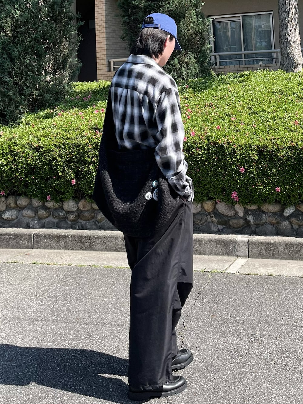 「スニーカー、ショルダーバッグ、春夏コーデ、シンプルコーデ、韓国ファッション、プチプラ、きれいめカジュアル、シャツスタイル、アウトドアスタイル、スポーツミックス、春カラー、夏コーデ、シャツ好き集まれ、雨の日コーデ、ブラックコーデ」｜「THE CRAFT CREW PRODUCTSの【THE CRAFT CREW PRODUCTS】ファンクショナルファブリック ビッグシルエット アソートレギュラーカラー長袖シャツ / 抗菌・防臭・イージーケア（シャツ/ブラウス、ホワイト系）」を使った、takumaさん（メンズ・180cm）の春コーディネートの5枚目の写真