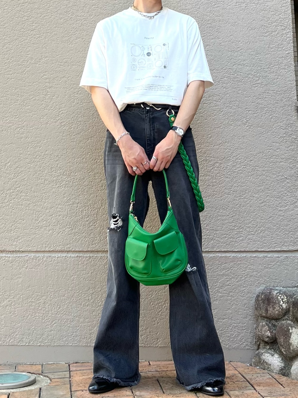 「休日スタイル、きれいめカジュアル、夏コーデ、夏だ！Tシャツ着よう！、白Tシャツ、デニム、ショルダーバッグ、サングラス、お出かけコーデ、古着MIX、プチプラ、テーマパークコーデ、ロゴT、アツいコーデ全部見せ、韓国ファッション」｜「soerteの4 pattern assort graphic Tee/４パターンアソートグラフィックT（Tシャツ/カットソー、その他）」を使った、takumaさん（メンズ・180cm）の夏コーディネートの4枚目の写真