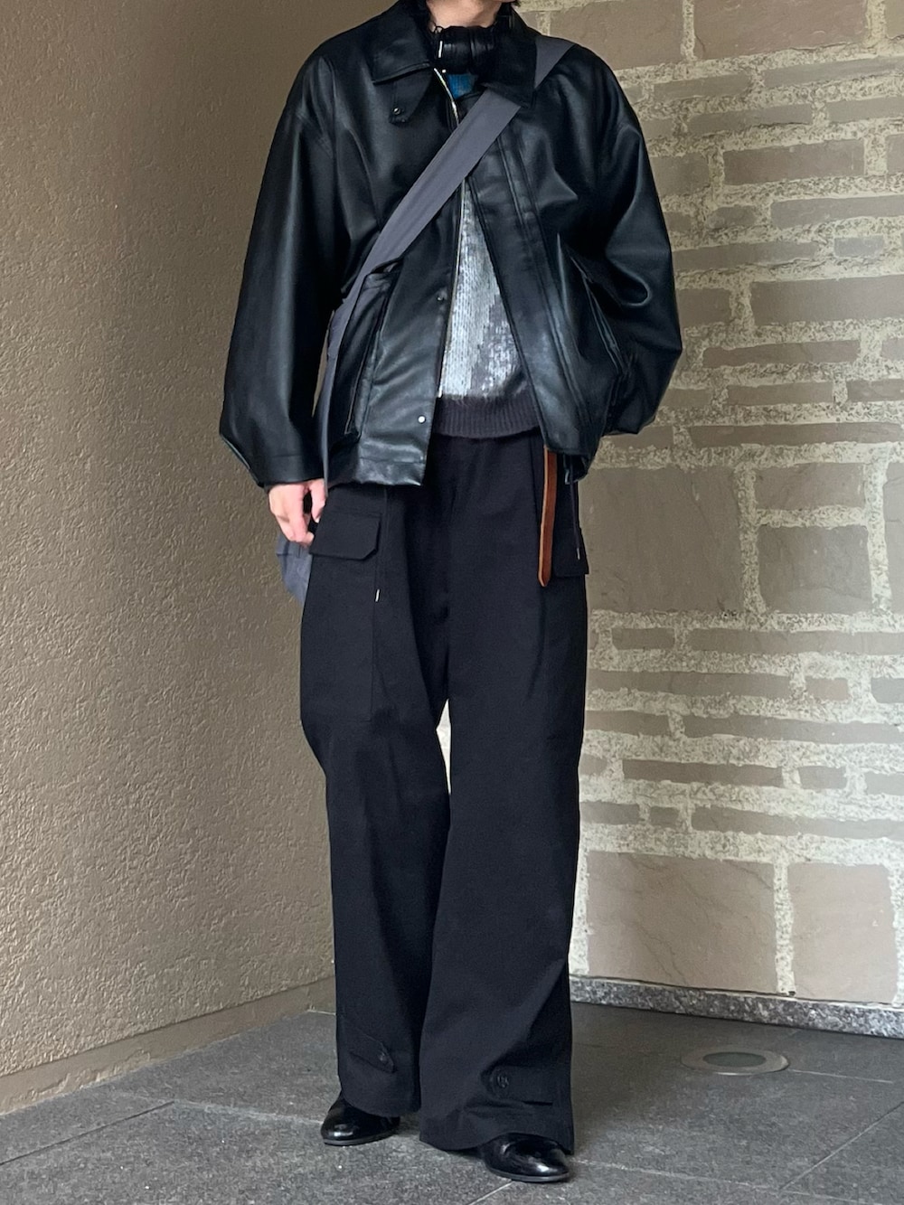 「ファッションを楽しもう、WEARyouthコーデ、レザー、レザージャケット、秋冬コーデ、メンズファッション、きれいめカジュアル、ニット、カーゴパンツ、オーバーサイズ、革靴、outfit、ootd、アウター、ジャケット」｜「WYM LIDNMのFAUX LEATHER MILITARY BLOUSON（ブルゾン、ブラック系）」を使った、takumaさん（メンズ・180cm）の冬コーディネートの2枚目の写真