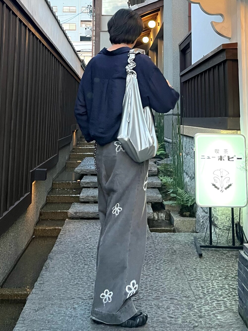 「アウトドアスタイル、レイヤードスタイル、秋っぽコーデ更新中、秋コーデ、秋服準備はじめました、お出かけコーデ、休日スタイル、きれいめカジュアル、韓国ファッション、シャツスタイル、デニム、スニーカー、ショルダーバッグ、プチプラ、ワイドパンツ」|「EMMA CLOTHESのシアーL/Sルーズシャツ EMMA CLOTHES 2024SS(シャツ/ブラウス、ブルー系)」を使った、takumaさん(メンズ・180cm)の秋コーディネートの3枚目の写真