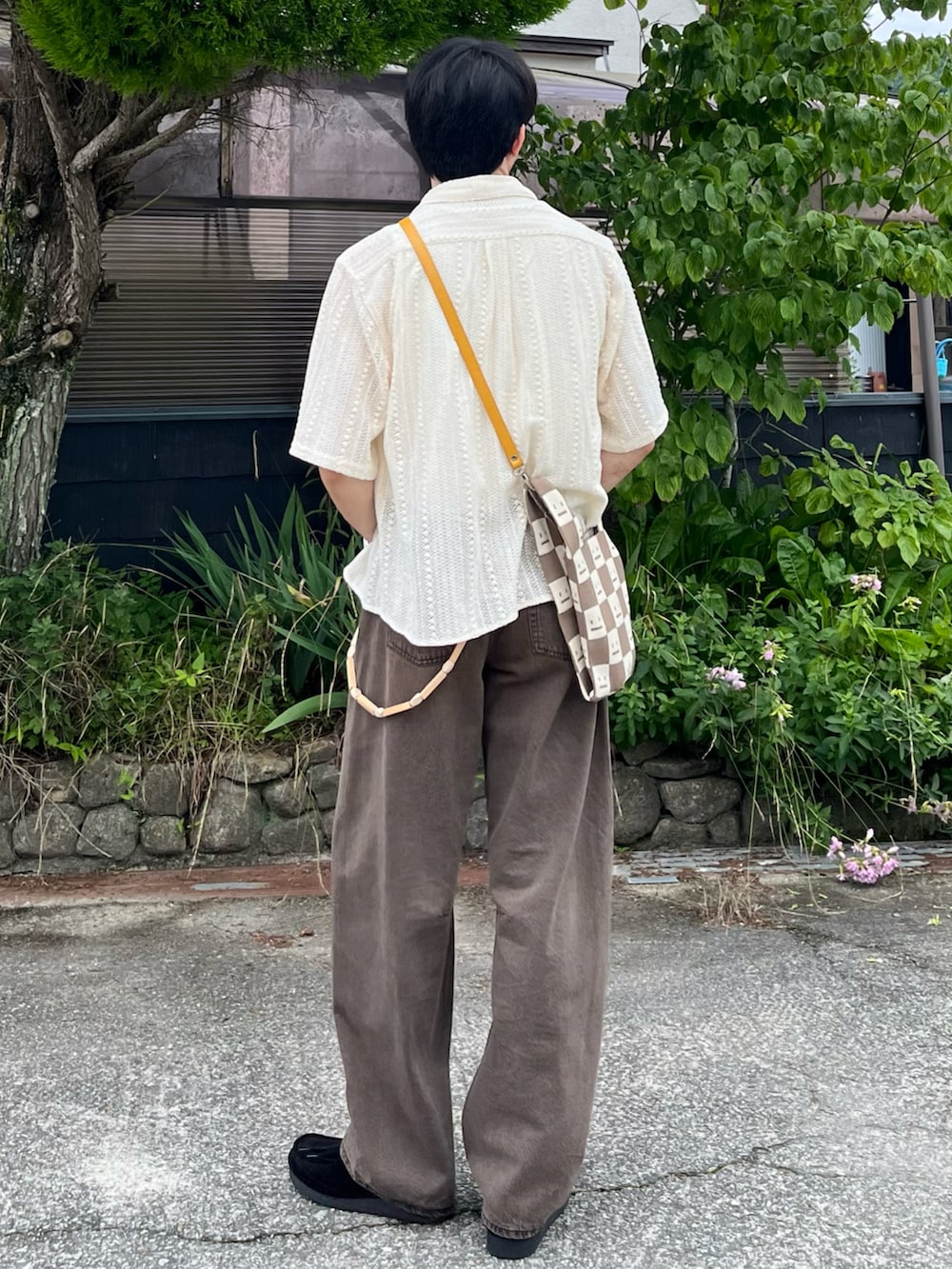 「休日スタイル、きれいめカジュアル、韓国ファッション、夏コーデ、シャツスタイル、タンクトップ、デニム、ショルダーバッグ、サングラス、お出かけコーデ、シンプル、シアートップス、アウトドアスタイル、古着MIX、レイヤードスタイル」｜「soerteのLoose Half sleeve box shirt (Assort)/ルーズハーフスリーブボックスシャツ（アソート）（シャツ/ブラウス、ホワイト系）」を使った、takumaさん（メンズ・180cm）の夏コーディネートの4枚目の写真
