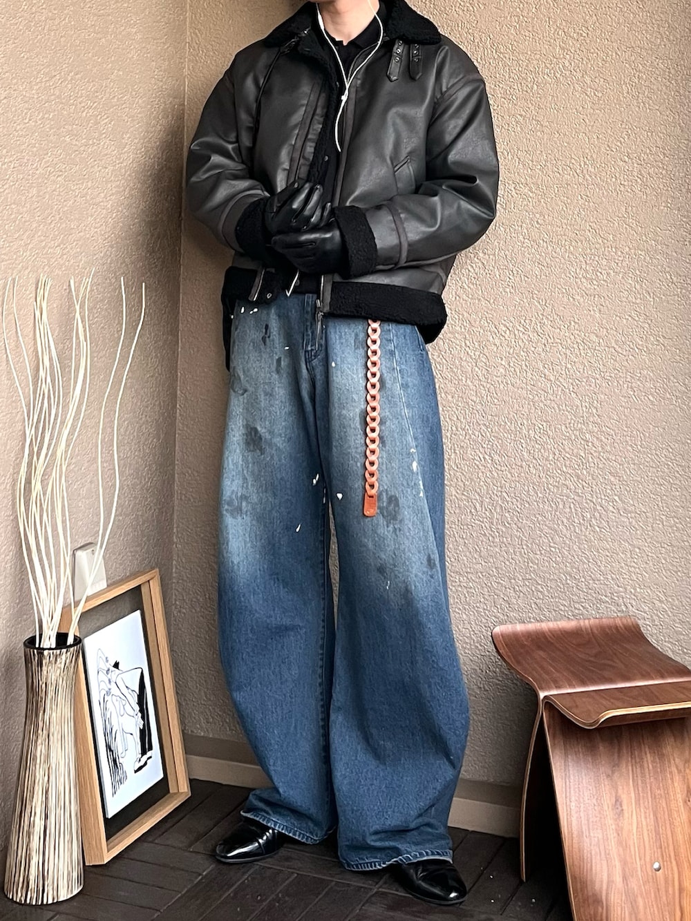 グレー系のシャツ/ブラウス、グレー系のブルゾン、ブルー系のデニムパンツを着用したメンズの秋コーディネートの3枚目の写真