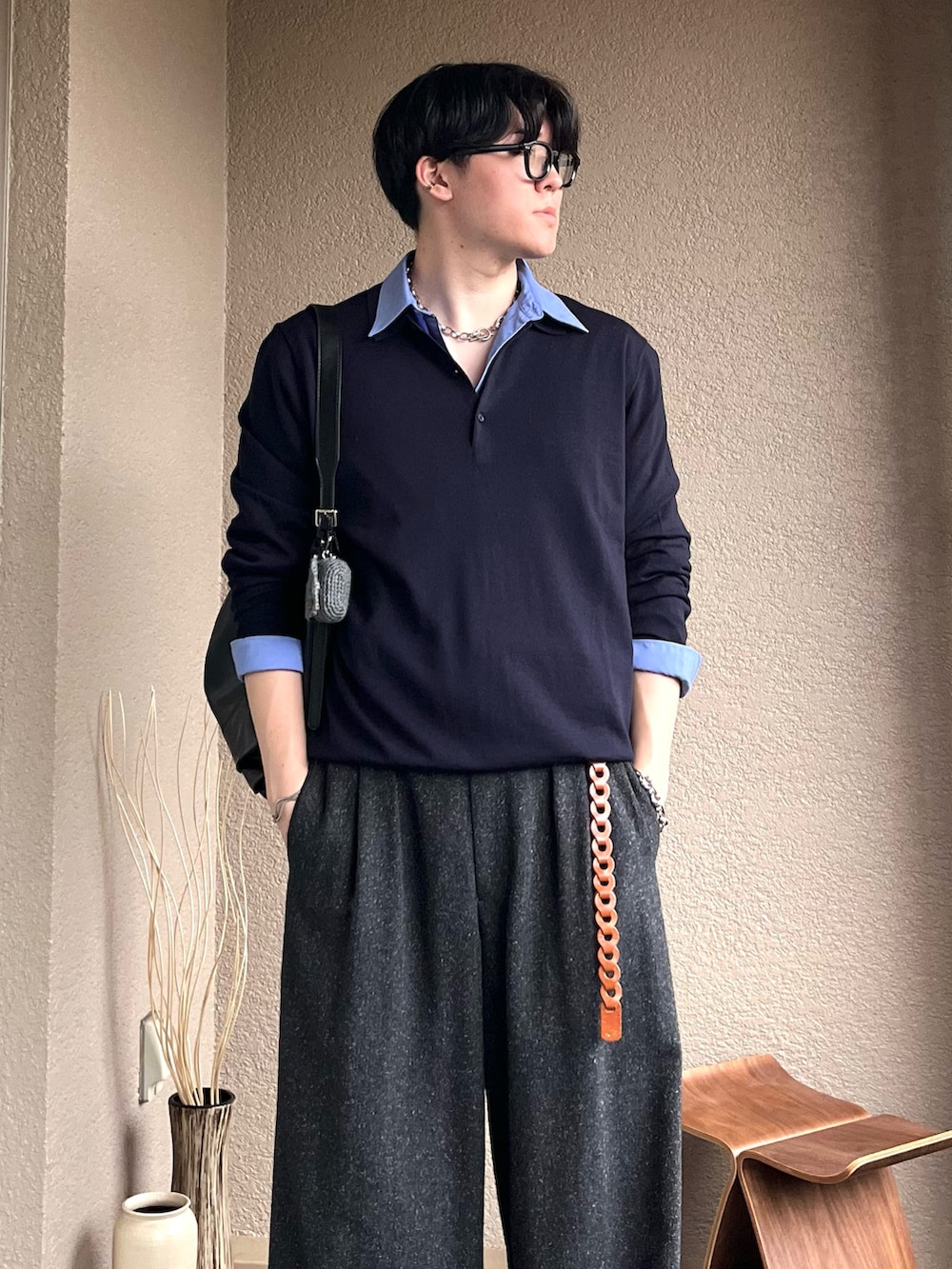 ブラック系のショルダーバッグ、ブルー系のシャツ/ブラウス、ブラック系のスラックスを着用したメンズの秋コーディネートの2枚目の写真