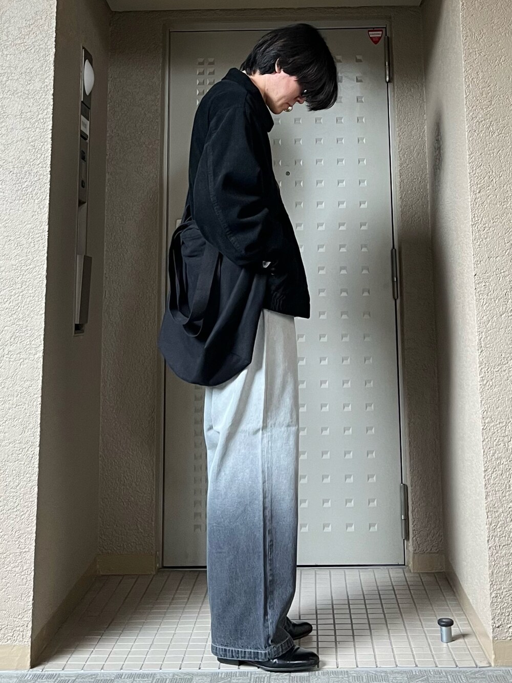 「レイヤードスタイル、デニム、ショルダーバッグ、メガネ男子、シンプルコーデ、おでかけコーデ、休日スタイル、デートコーデ、きれいめカジュアル、プチプラ、春コーデ、春色、ワイドパンツ、春アウター、古着MIX」|「backersのアイテム(ブルゾン、ブラック系)」を使った、takumaさん(メンズ・180cm)の春コーディネートの3枚目の写真