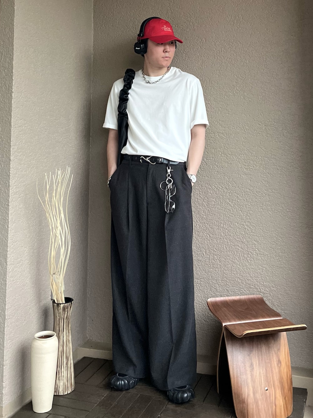 「やっぱり帽子が好き、アメカジ、スポーツミックス、雨の日コーデ、白Tシャツ、Tシャツ、スラックス、ワイドパンツ、サングラス、韓国ファッション、レイヤードスタイル、キャップ、スニーカー、夏コーデ、春夏コーデ」|「WYM LIDNMのEXTRA FINE COTTON BASIC TEE -SLIM CROPPED FIT-(Tシャツ/カットソー、ホワイト系)」を使った、takumaさん(メンズ・180cm)の夏コーディネートの5枚目の写真