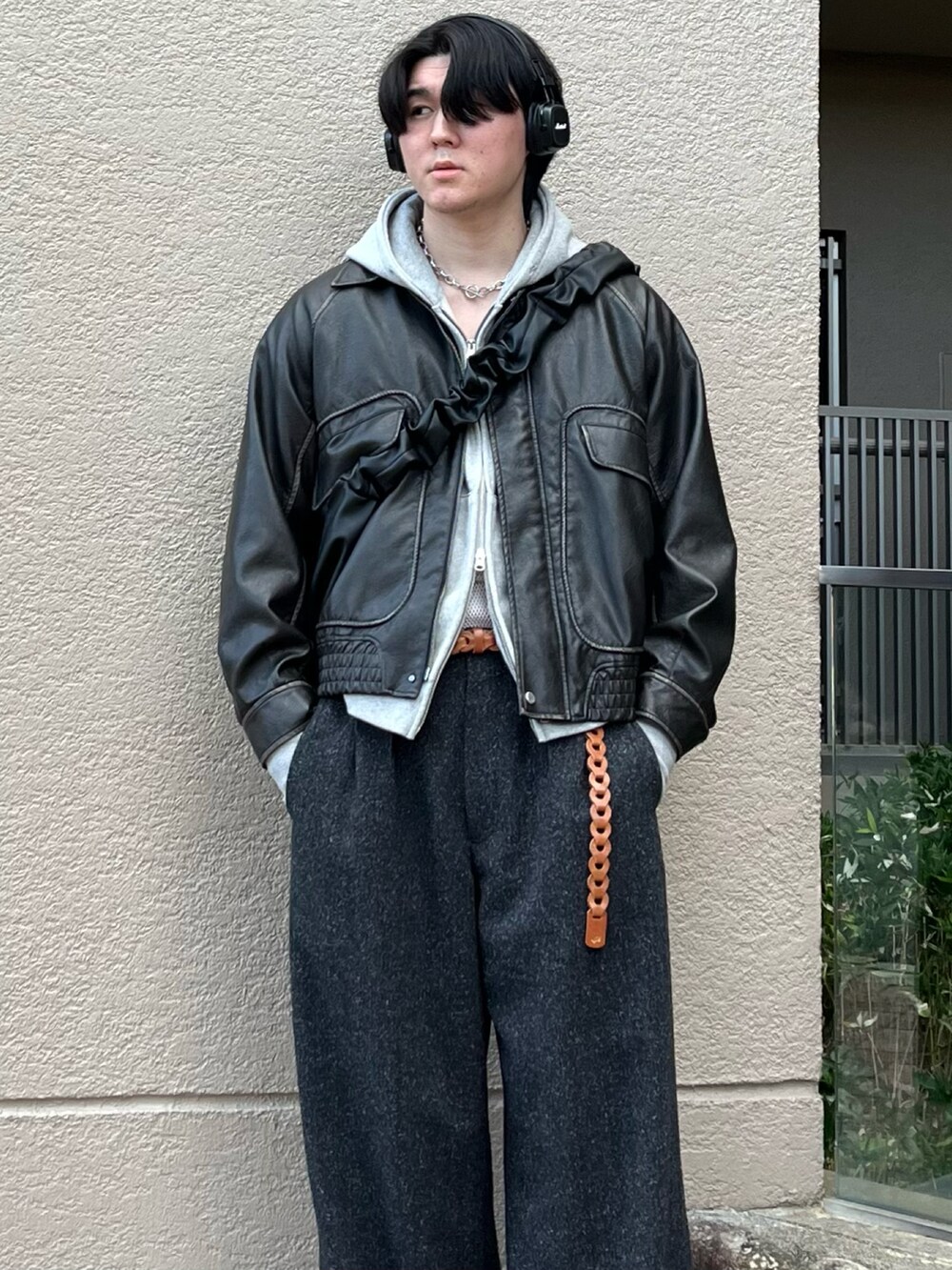 「レイヤードスタイル、レザー、レザージャケット、パーカー、ジップパーカー、ワイドパンツ、スラックス、ショルダーバッグ、冬コーデ、冬アウター、きれいめカジュアル、デートコーデ、お出かけコーデ、プチプラ、韓国ファッション」|「WYM LIDNMのARTIFICIAL GRAIN FLIGHT BLOUSON(ブルゾン、グレー系)」を使った、takumaさん(メンズ・180cm)の冬コーディネートの4枚目の写真