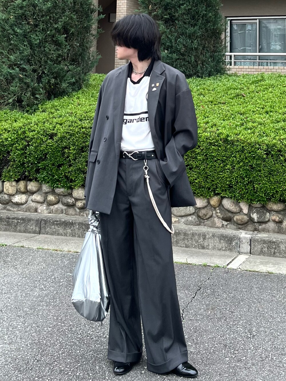 「春コーデ、モノトーン、お出かけコーデ、休日スタイル、デートコーデ、きれいめカジュアル、プチプラ、春夏コーデ、レイヤードスタイル、韓国ファッション、ショルダーバッグ、セットアップ、ローファー、シンプルコーデ、スラックス」|「soerteのOversized double-breasted jacket/オーバーサイズダブルブレストストレートジャケット(テーラードジャケット、グレー系)」を使った、takumaさん(メンズ・180cm)の春コーディネートの2枚目の写真