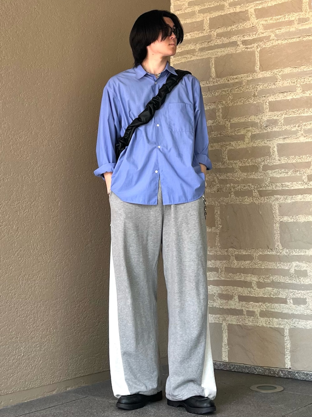 「WYM LIDNMのTENCEL RELAX WIDE SHIRT（シャツ/ブラウス、ブルー系）」を使った、takumaさん（メンズ・180cm）の春コーディネートの2枚目の写真