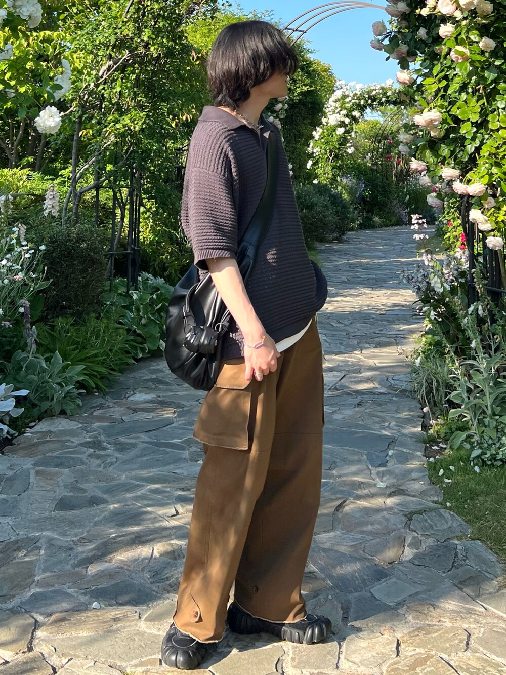 「きれいめカジュアル、シンプルコーデ、デートコーデ、夏コーデ、韓国ファッション、レイヤードスタイル、ショルダーバッグ、カーゴパンツ、スニーカー、サングラス、プチプラ、シャツ好き集まれ、ポロシャツ、雨の日コーデ、タンクトップ」|「WYM LIDNMのTUCK SKIPPER KNIT POLO(ポロシャツ、グレー系)」を使った、takumaさん(メンズ・180cm)の春コーディネートの3枚目の写真